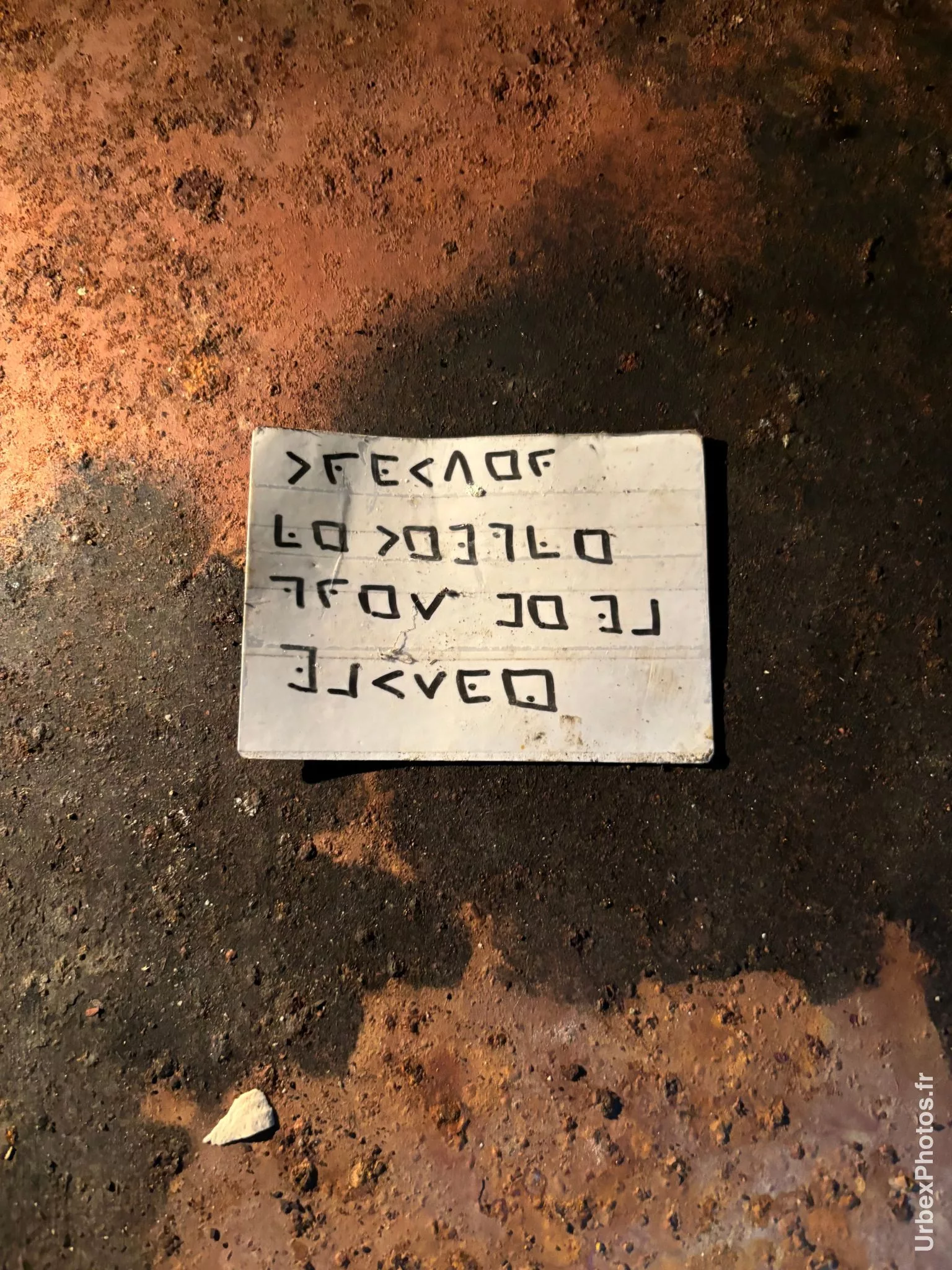 Photo urbex d'un message énigmatique