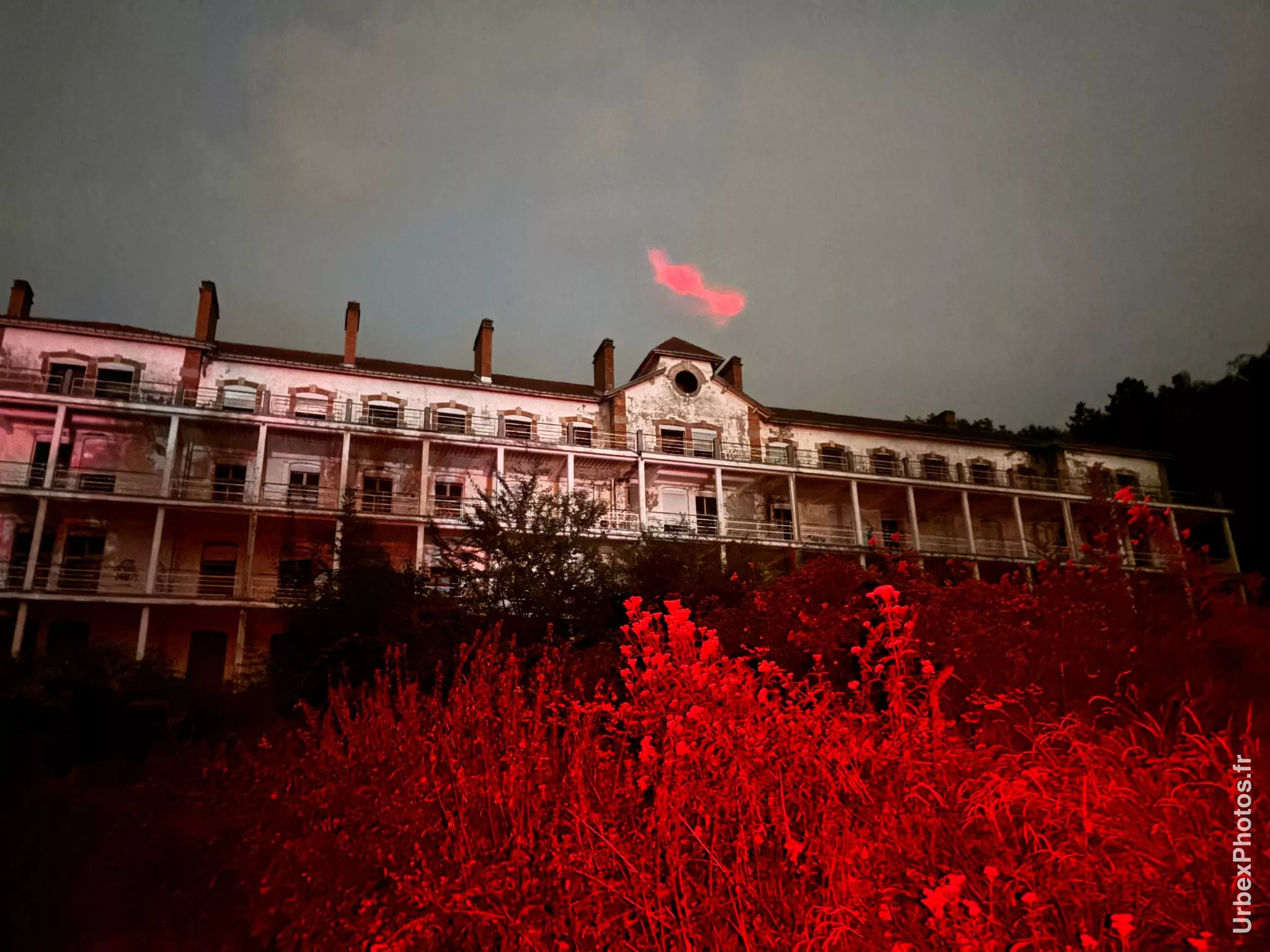 Nuage rouge au-dessus du Sanatorium Simone Weber