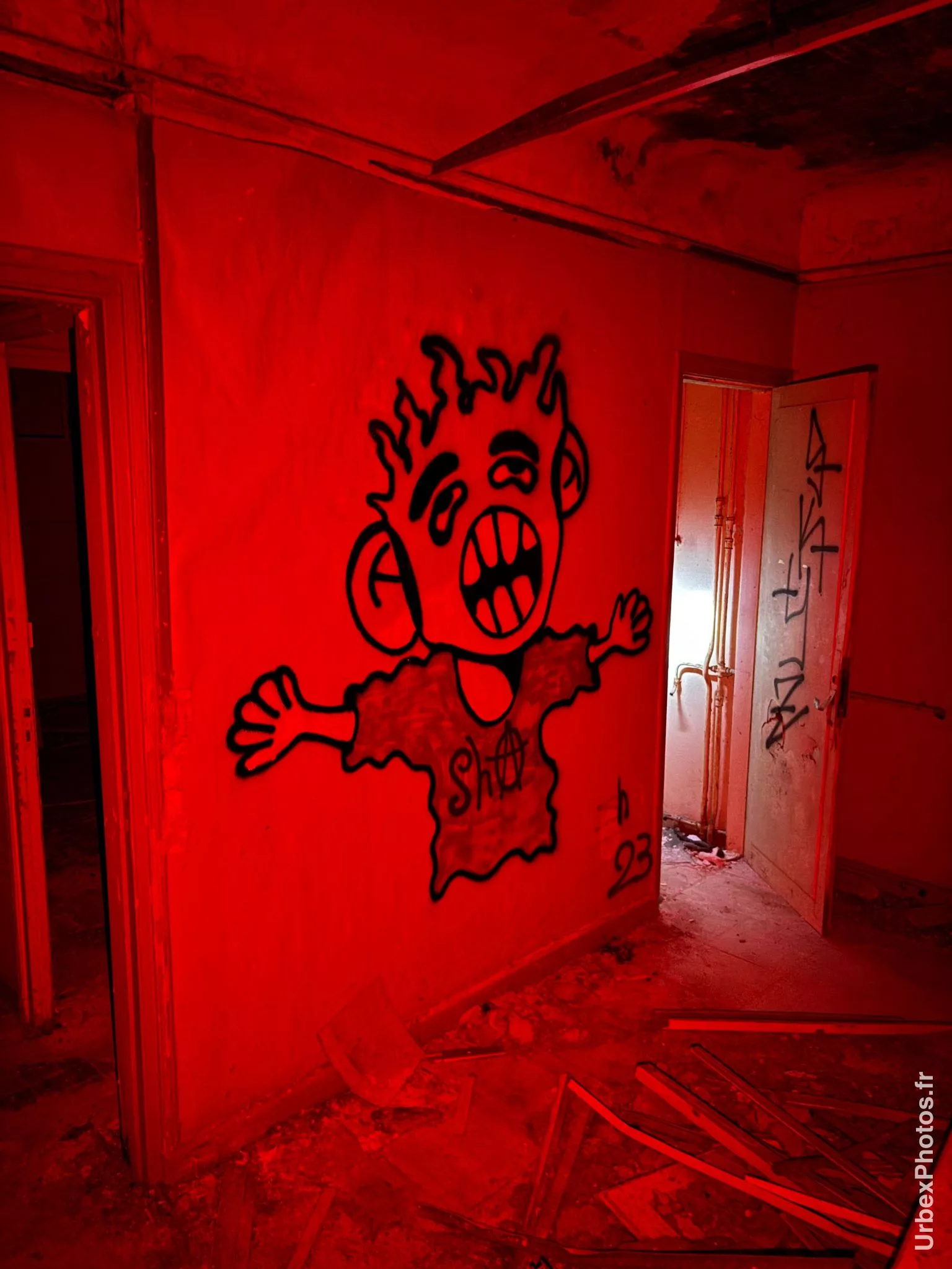 Graffiti dans l'une des deux maisons