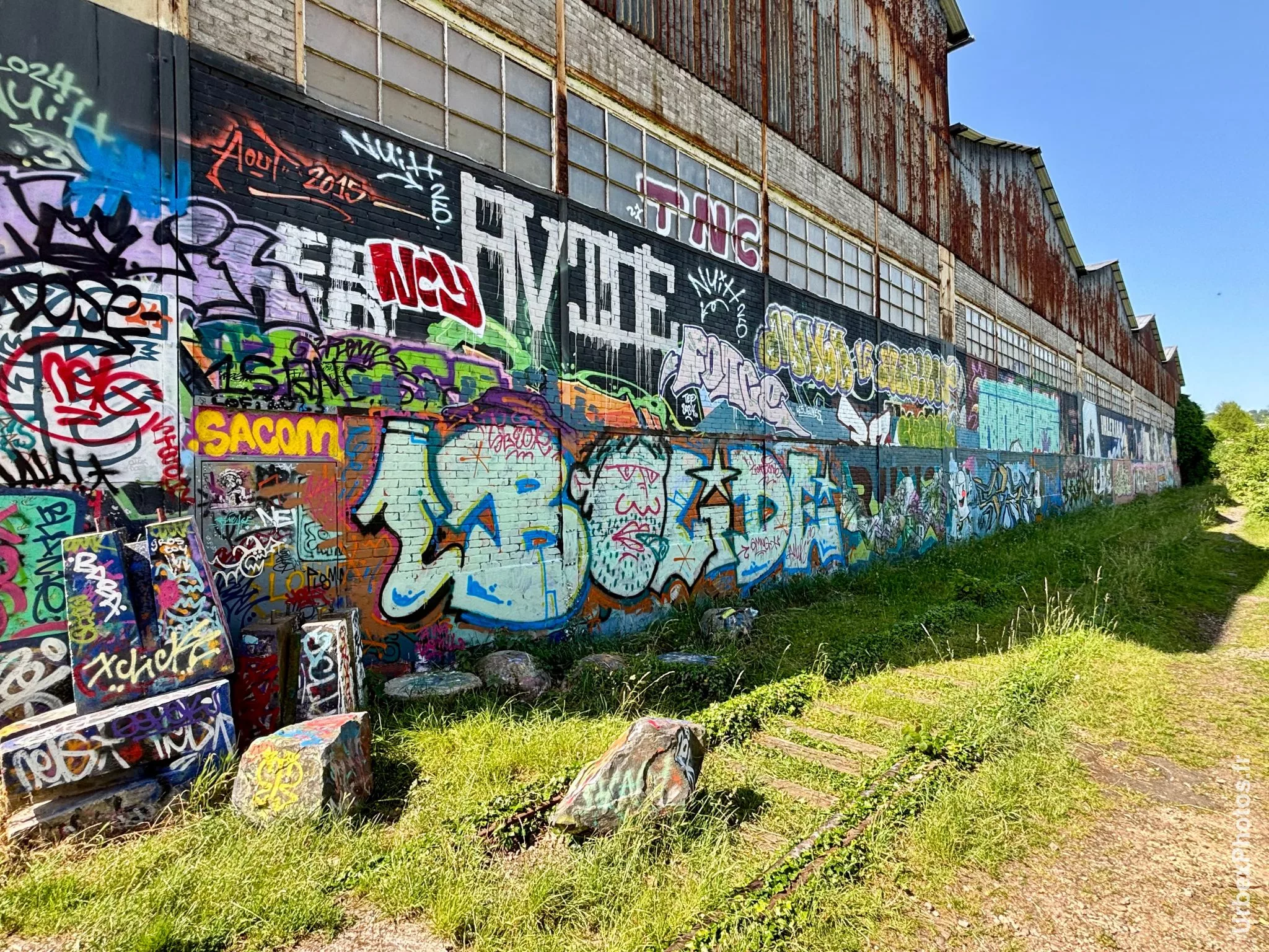 Photo urbex de graffitis le long de la voie ferrée