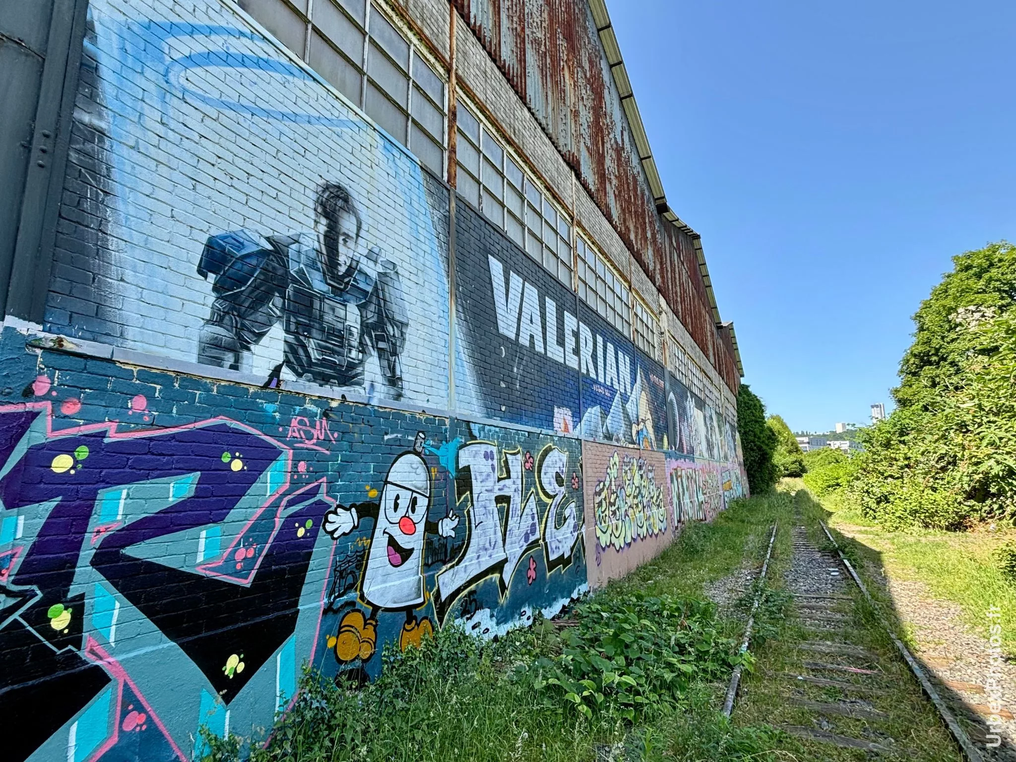 Photo urbex de graffitis le long de la voie ferrée