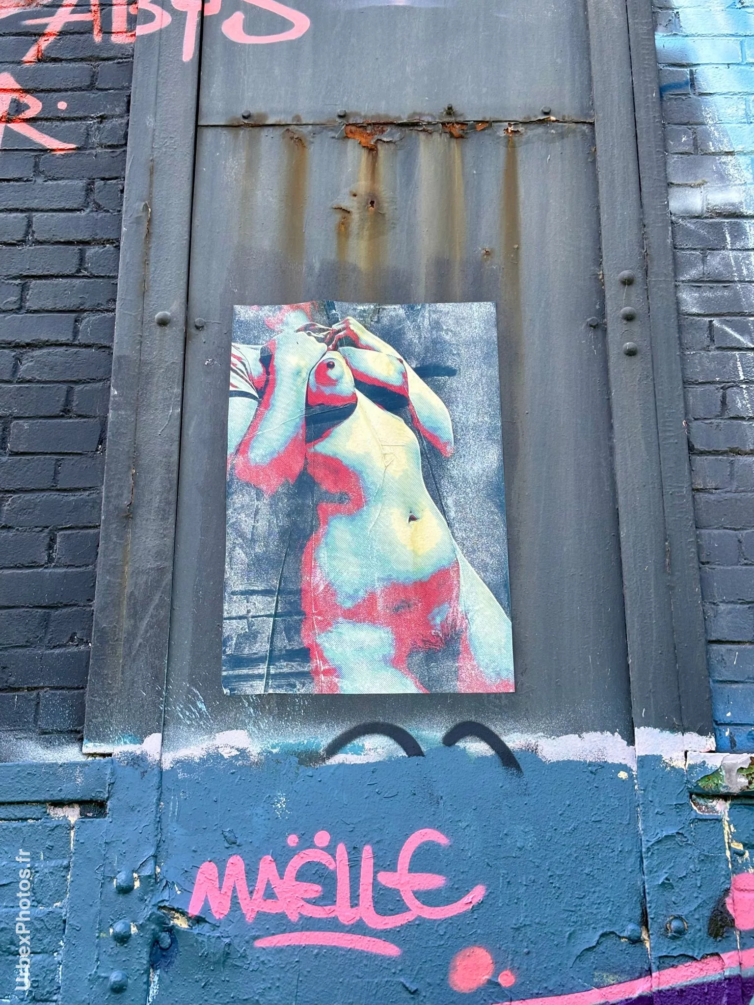 Photo urbex d'un graffiti le long de la voie ferrée