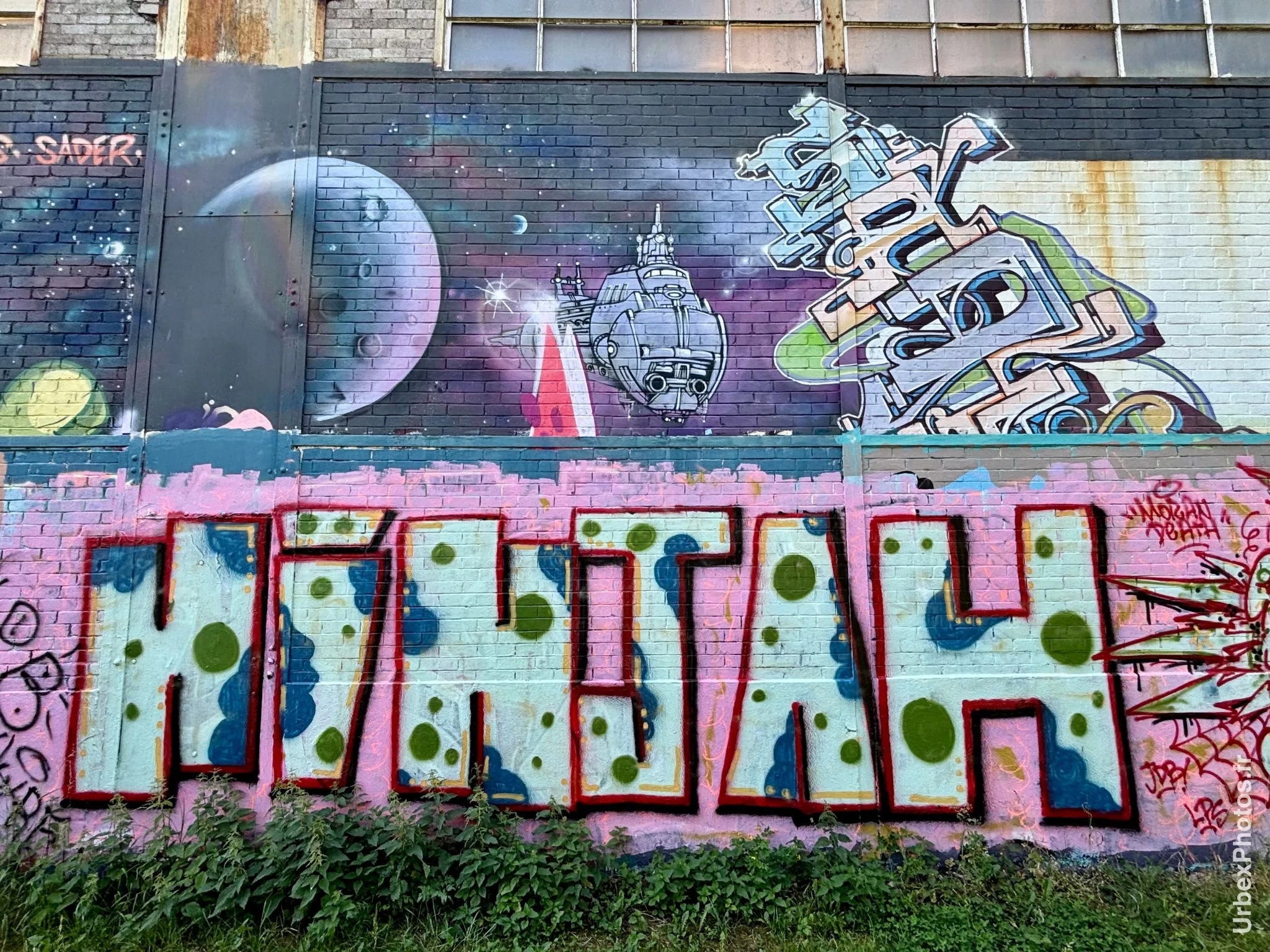 Photo urbex de graffitis le long de la voie ferrée