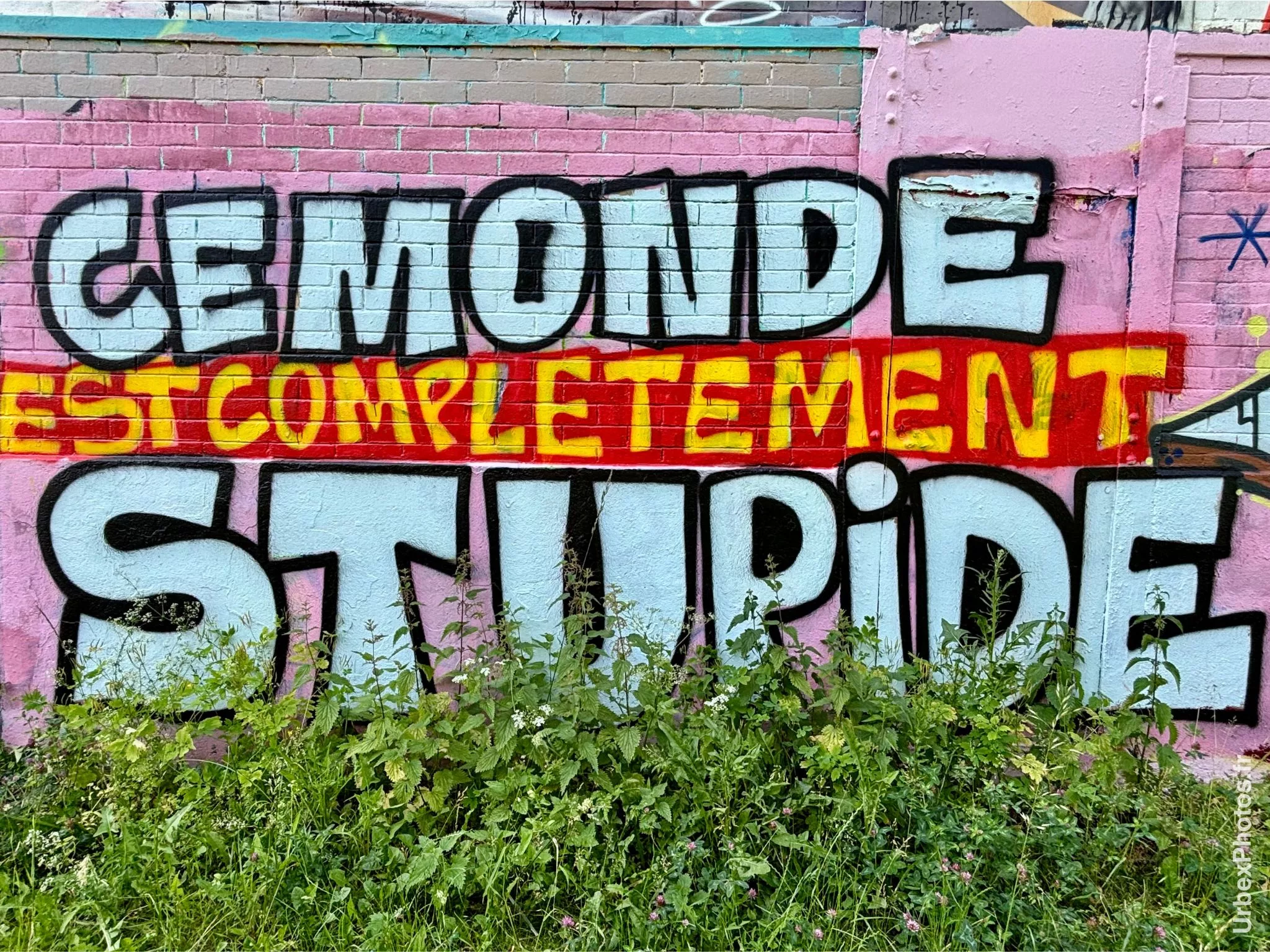 Photo urbex de graffitis le long de la voie ferrée
