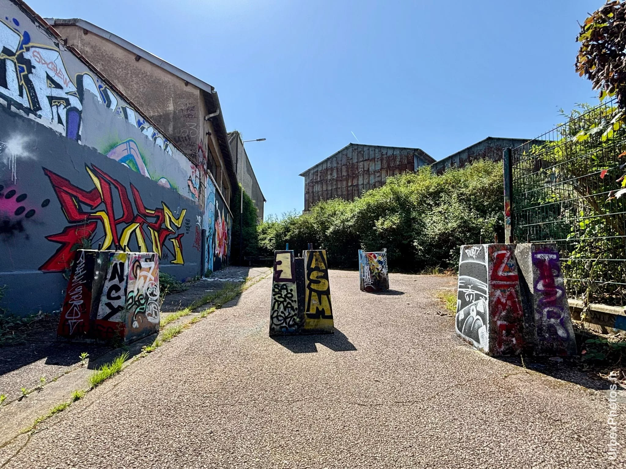 Photo urbex d'un graffiti à proximité de la voie ferrée