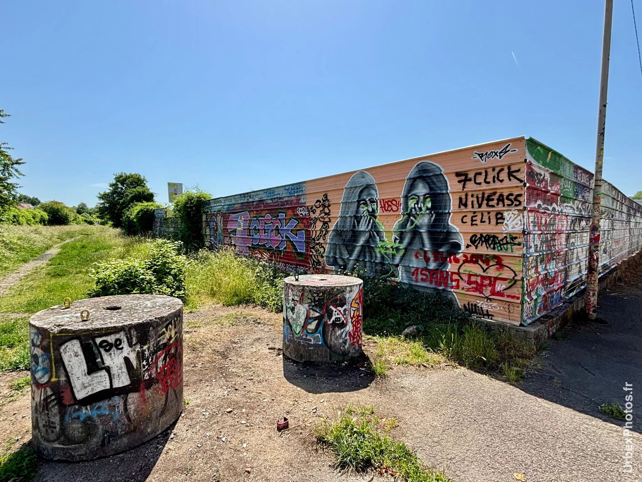 Photo urbex de graffitis le long de la voie ferrée