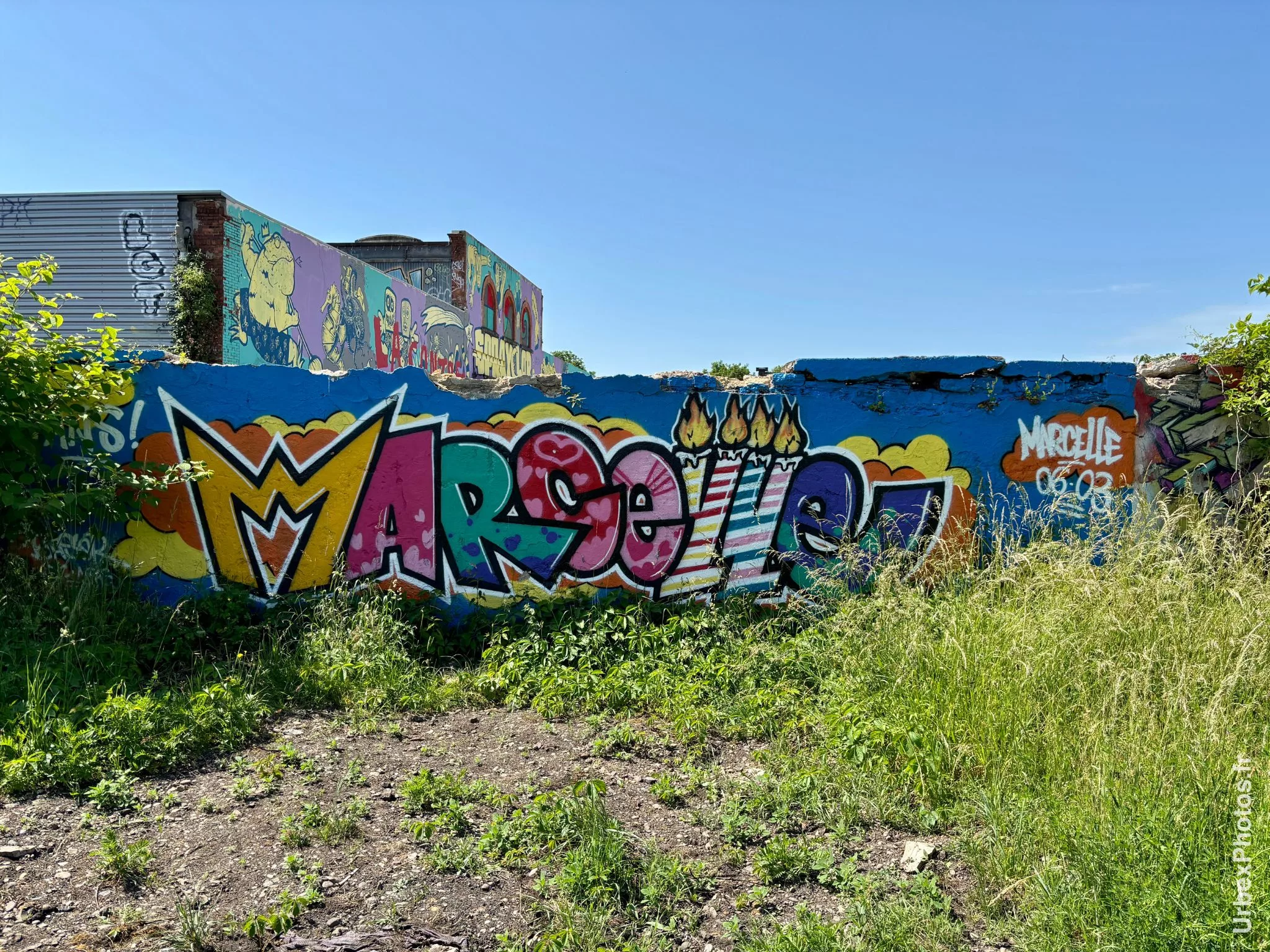 Photo urbex d'un graffiti le long de la voie ferrée