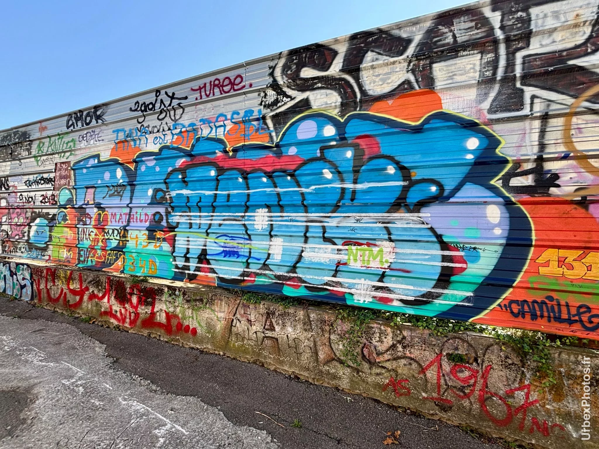Graffiti à l'extérieur de l'Usine Alstom