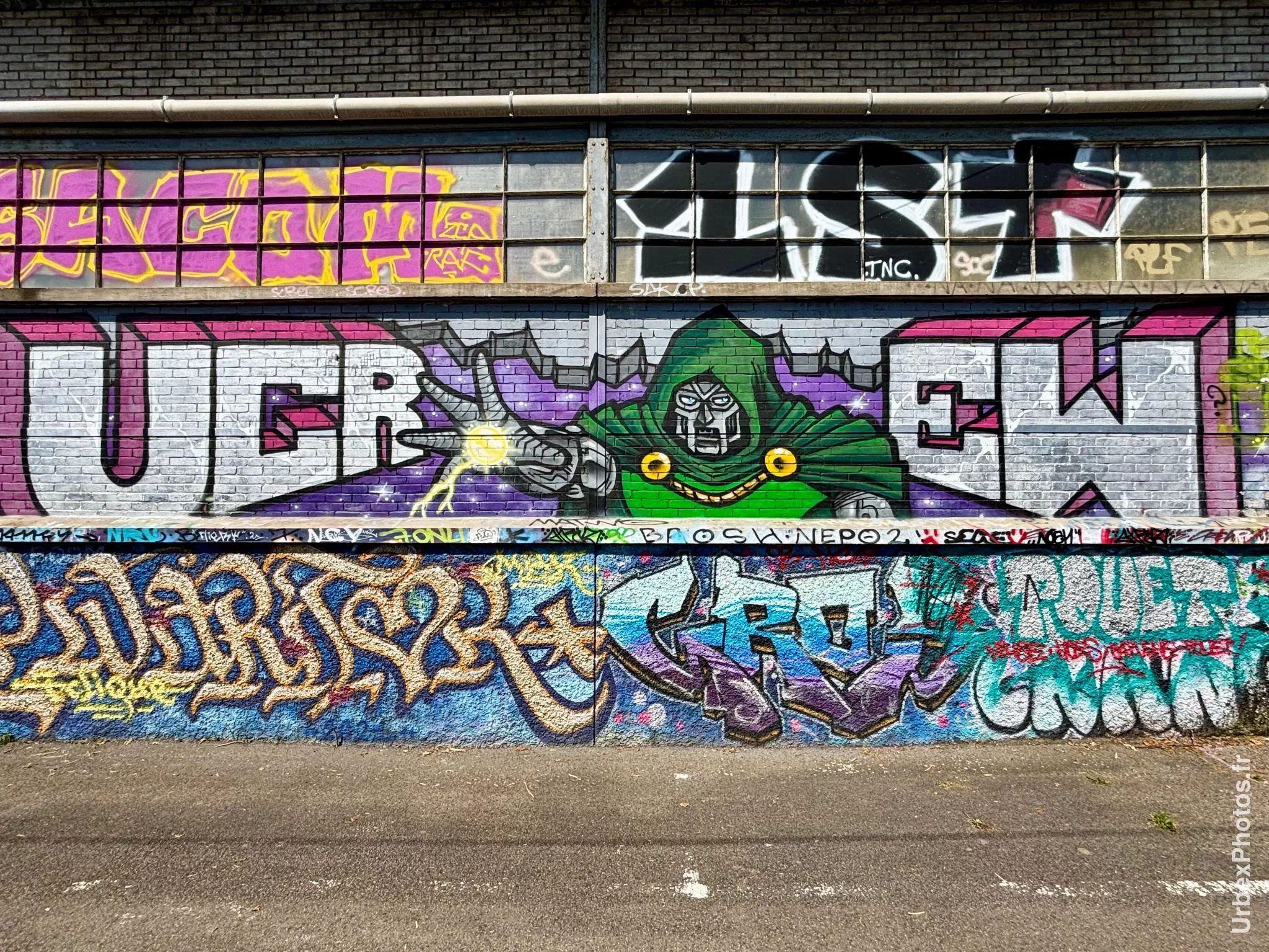Graffiti à l'extérieur de l'Usine Alstom