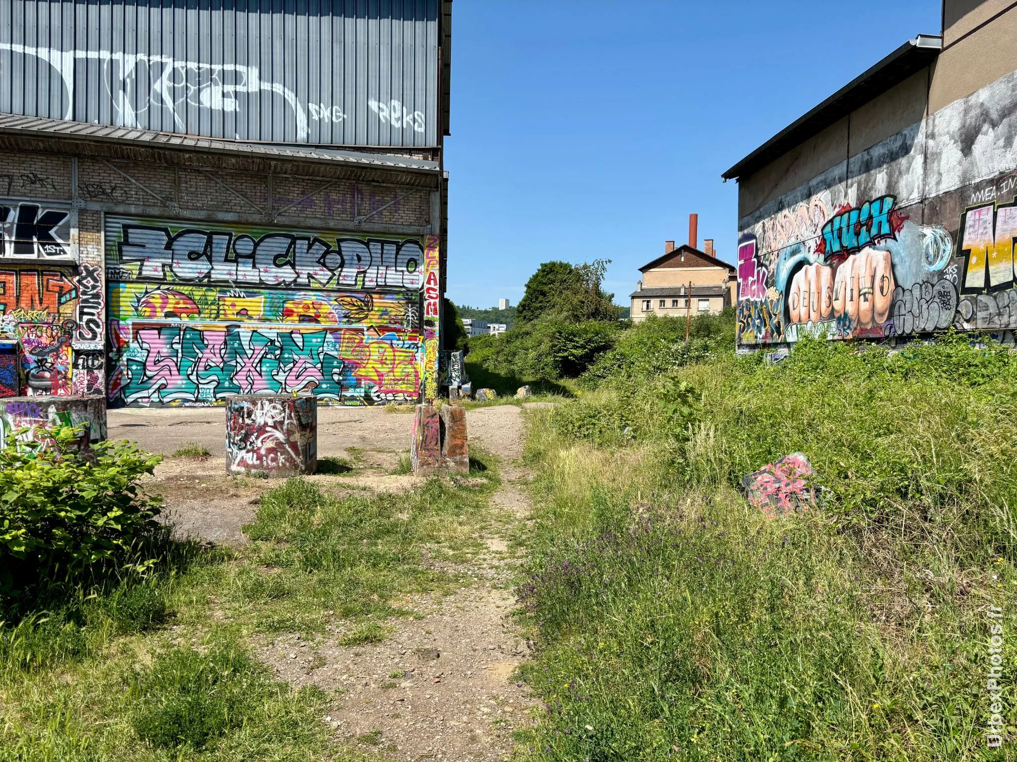 Photo urbex de graffitis le long de la voie ferrée