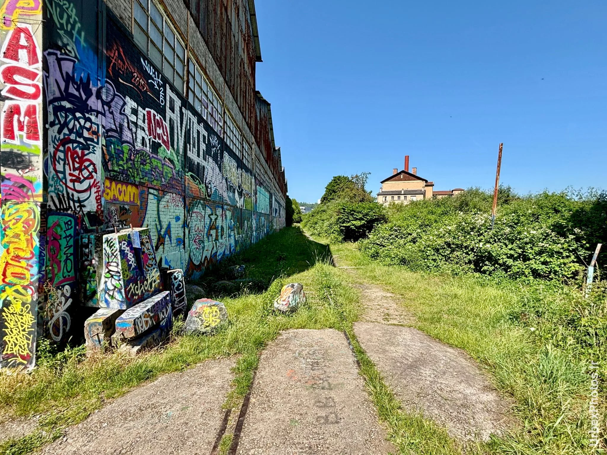 Photo urbex de graffitis le long de la voie ferrée