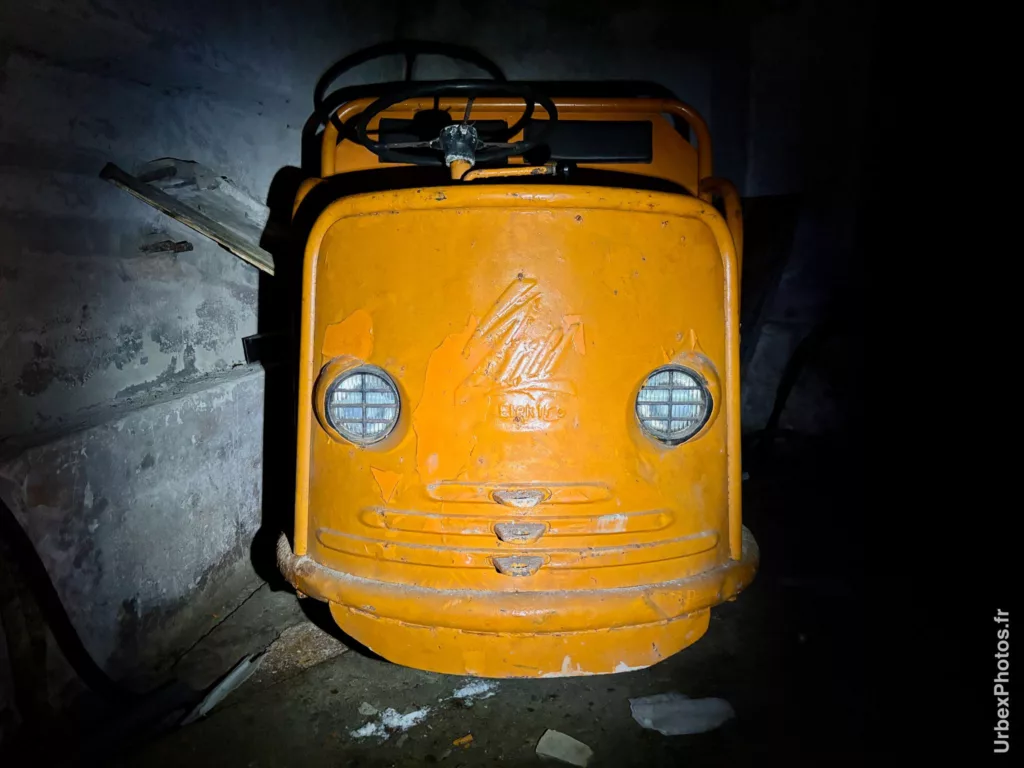 Véhicule électrique pour le déplacement dans les tunnels