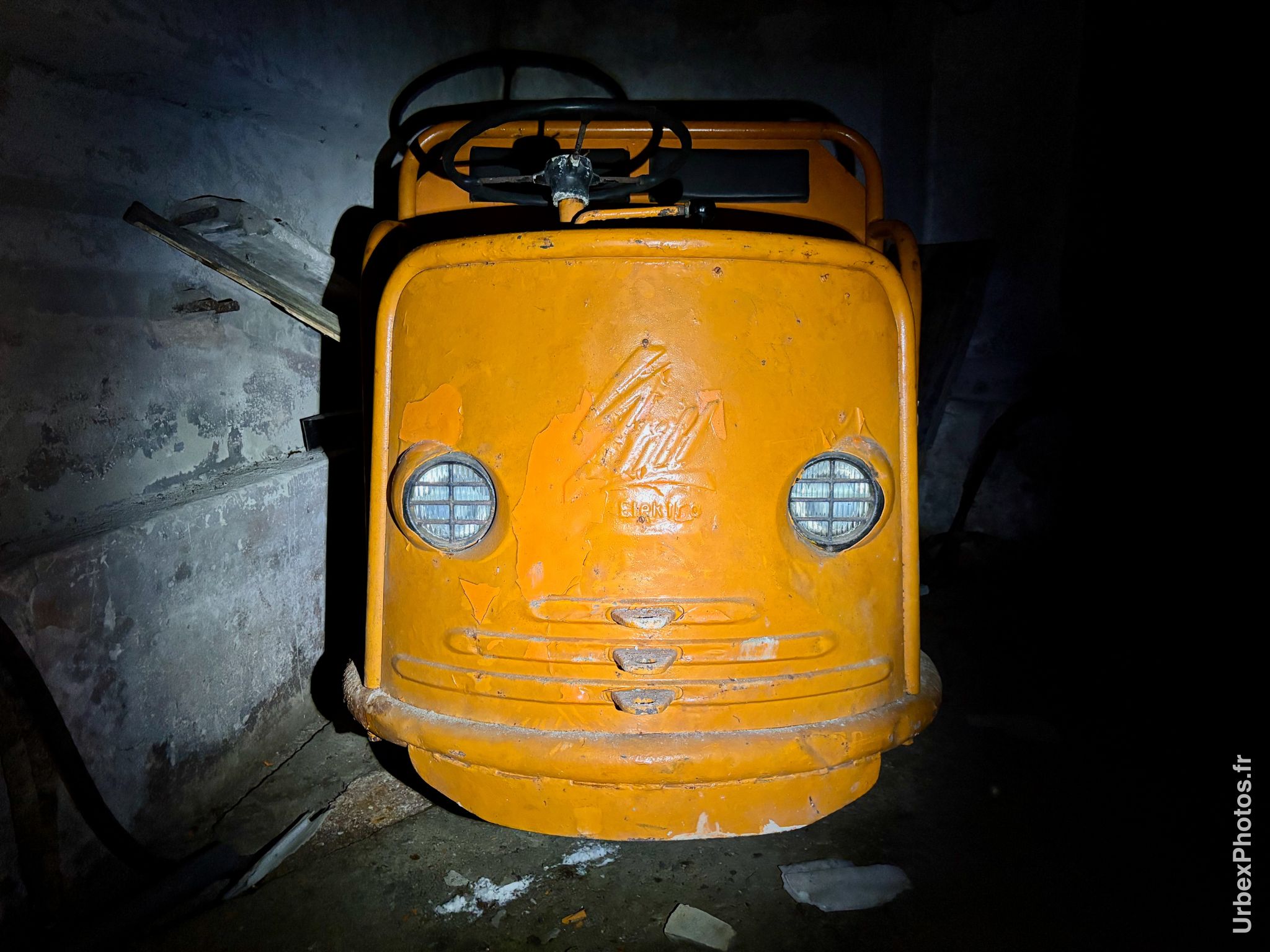Véhicule électrique pour le déplacement dans les tunnels