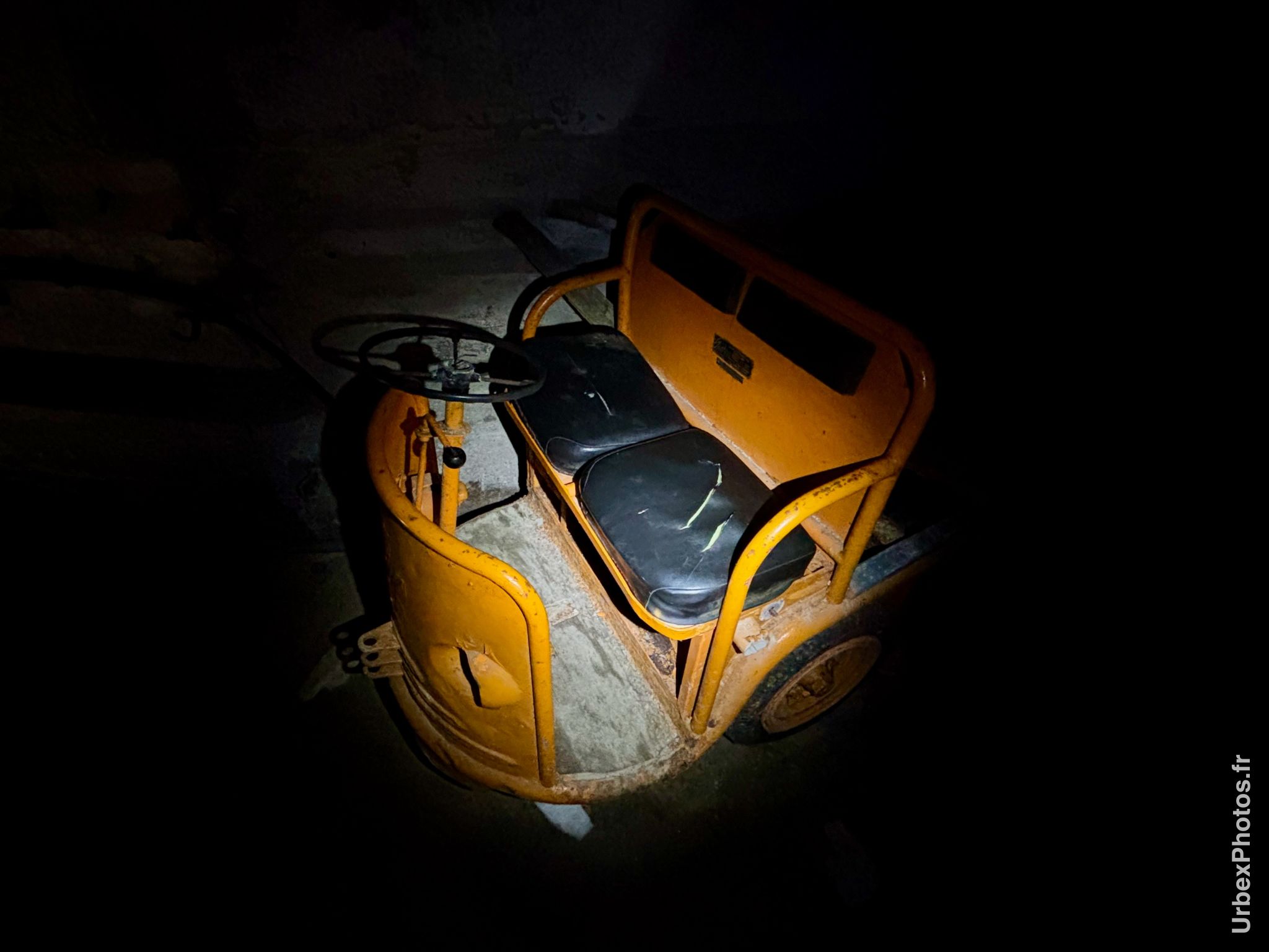 Véhicule électrique pour le déplacement dans les tunnels