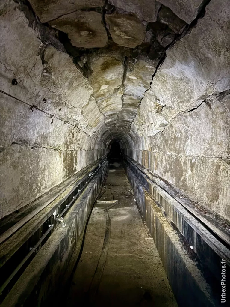Photo urbex d'un tunnel fissuré d'un fort de la ligne Maginot en Alsace