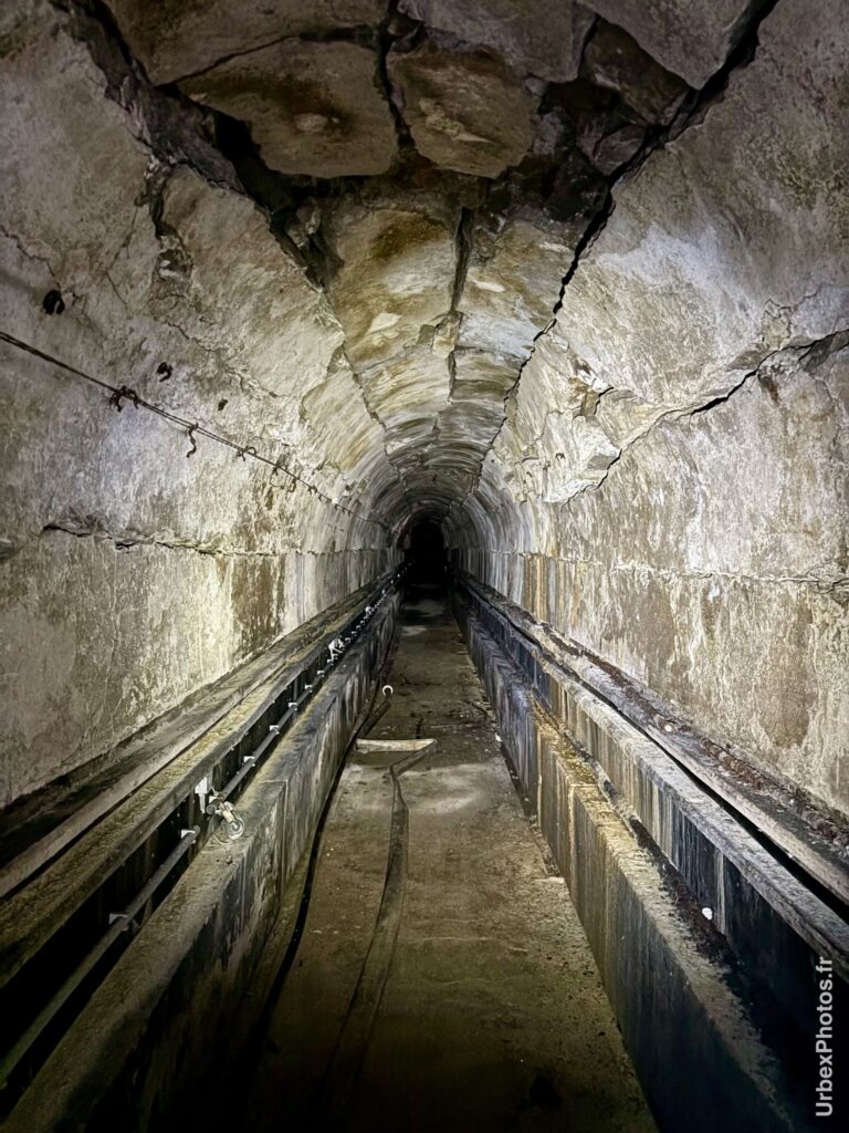 Photo urbex d'un tunnel fissuré d'un fort de la ligne Maginot en Alsace