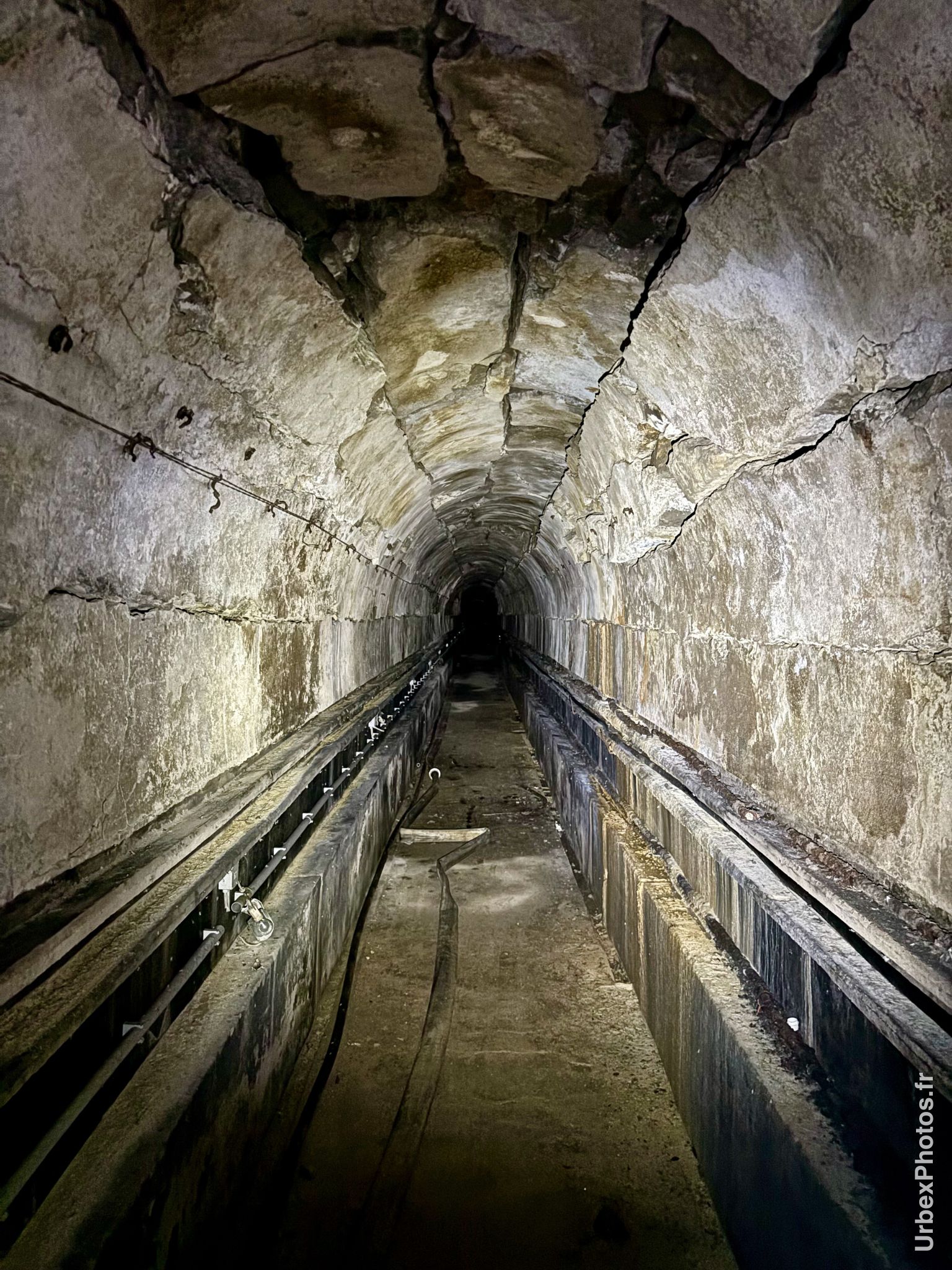 Photo urbex d'un tunnel fissuré d'un fort de la ligne Maginot en Alsace