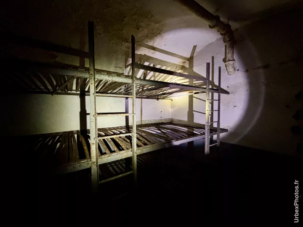 Lits superposés d'un fort de la ligne Maginot