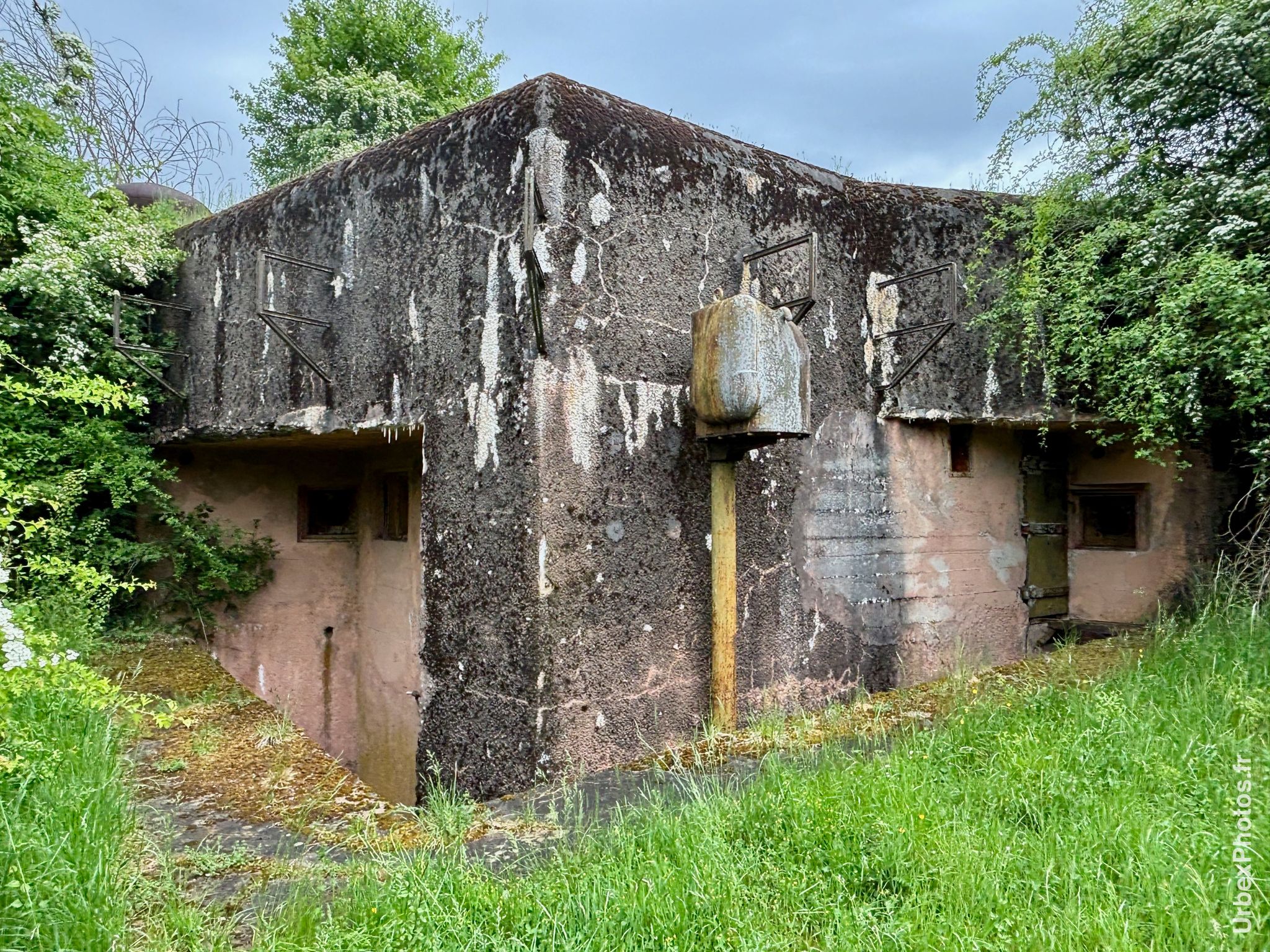 Photo urbex de la façade d'un bloc de combat de la ligne Maginot en Alsace