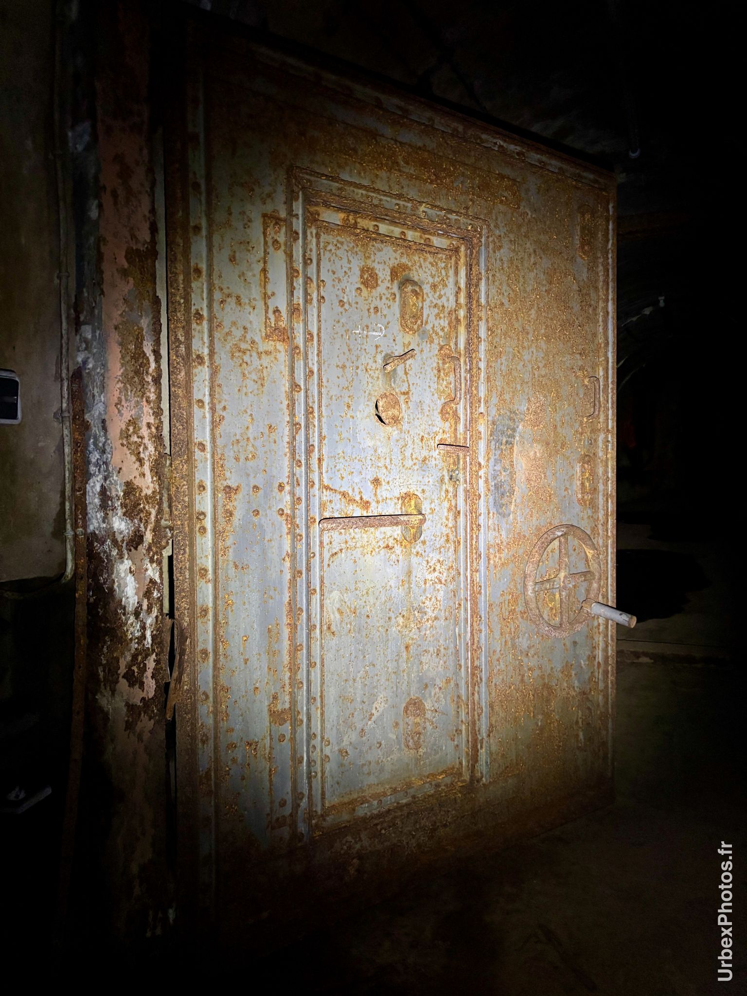 Photo urbex de la porte blindée d'un fort de la ligne Maginot en Alsace