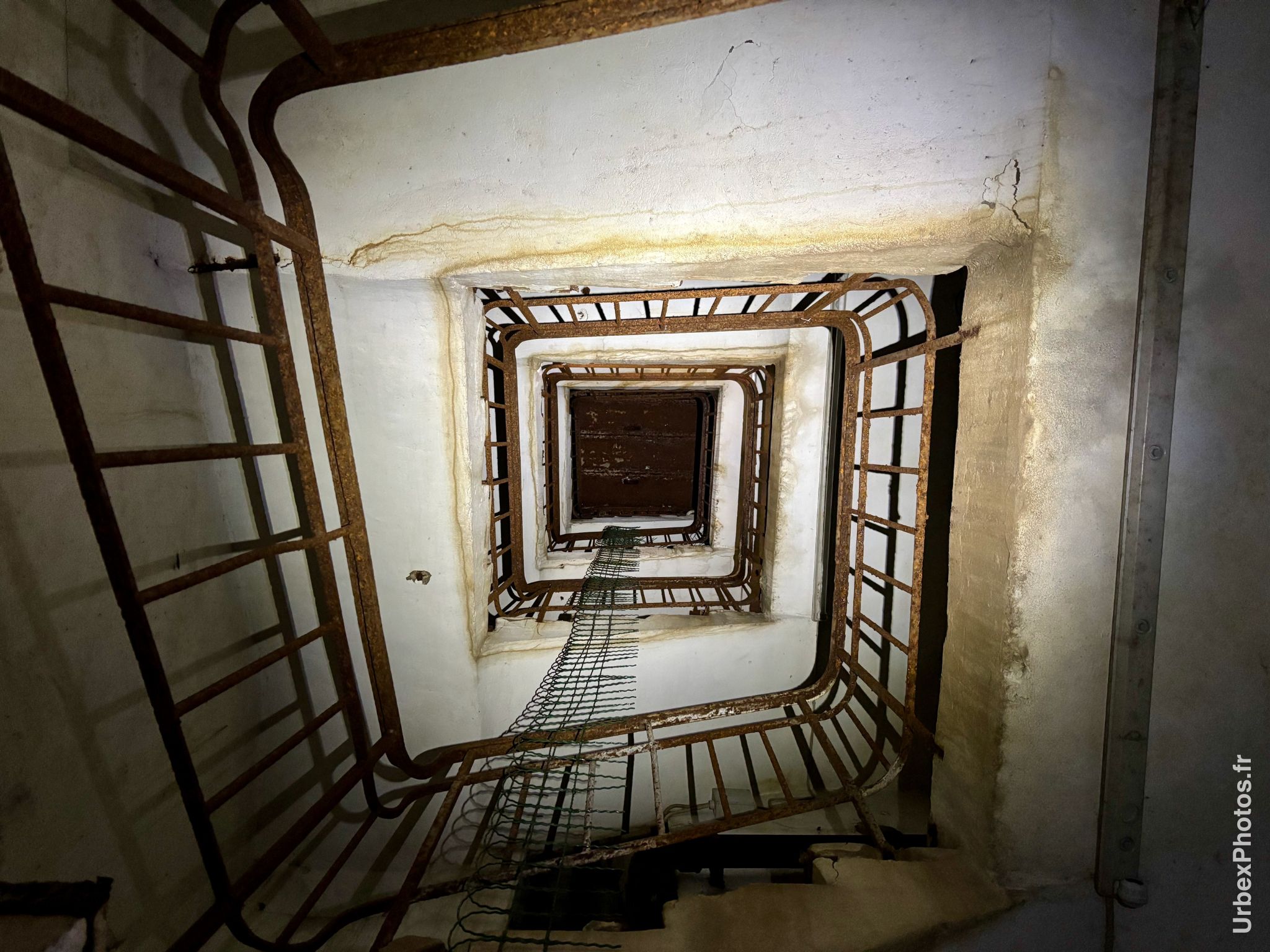 Photo urbex de l'escalier d'accès à un bloc de combat de la ligne Maginot en Alsace
