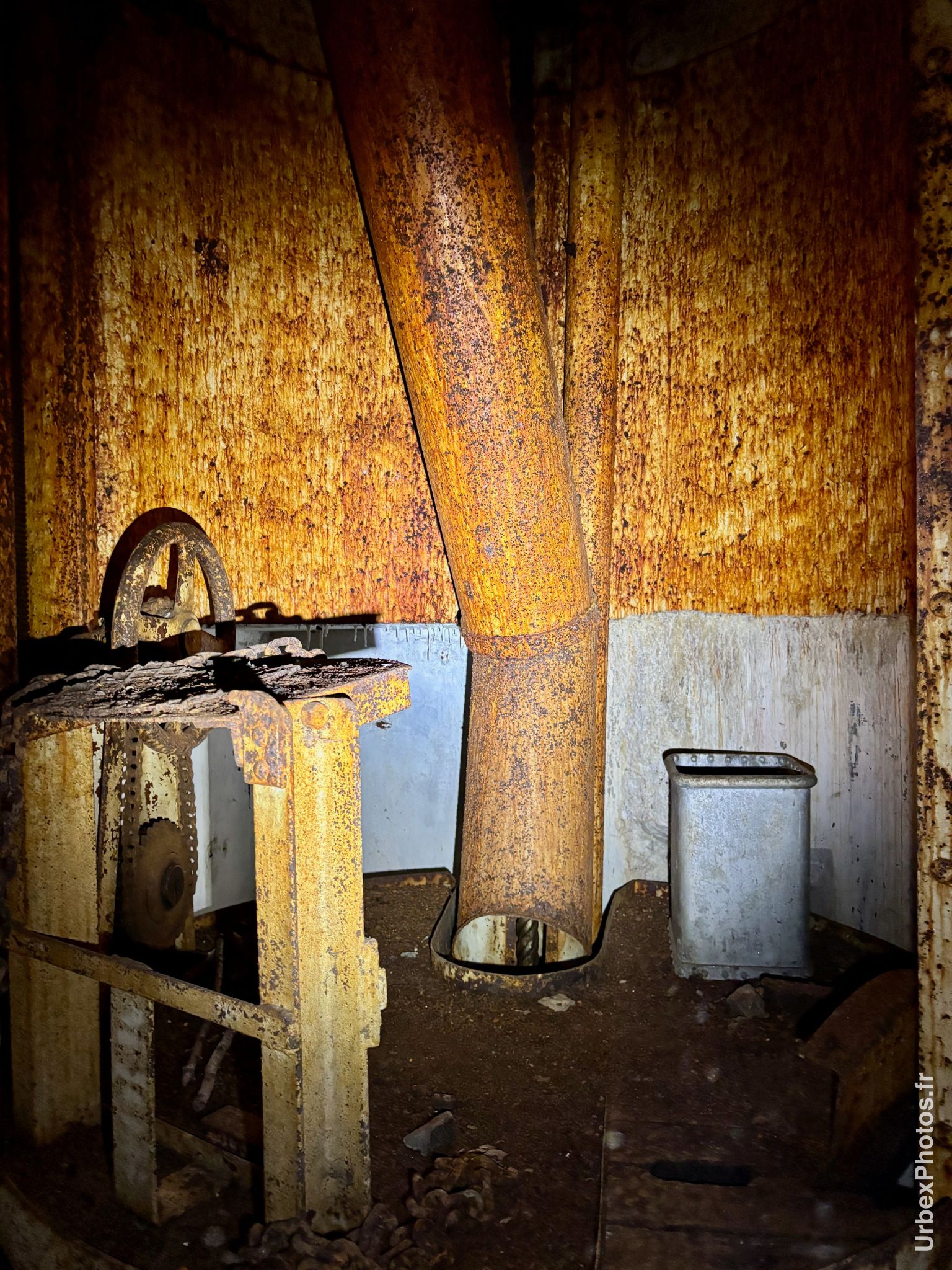 Intérieur de la tourelle d'un bloc de combat de la ligne Maginot
