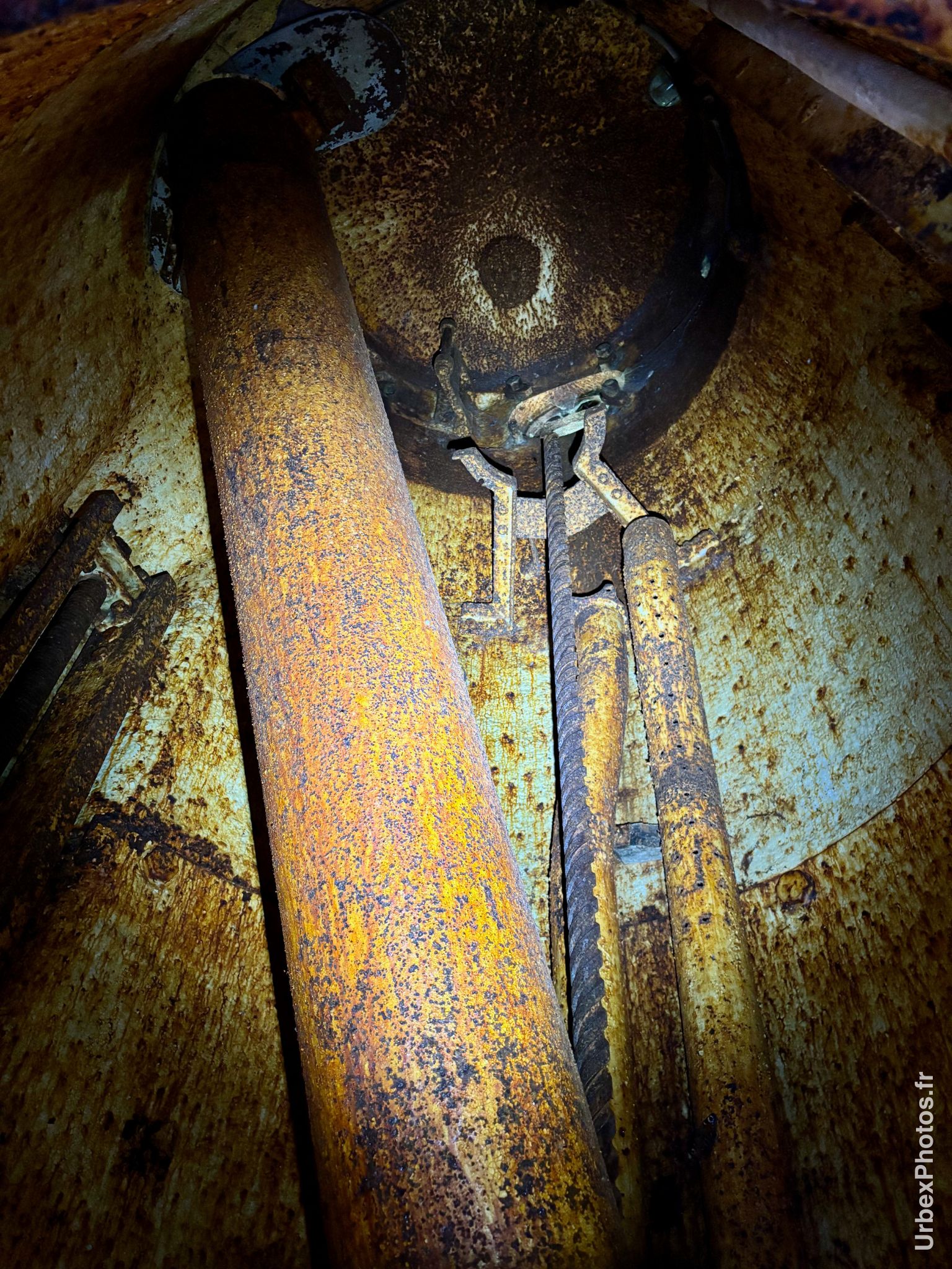Intérieur de la tourelle d'un bloc de combat de la ligne Maginot