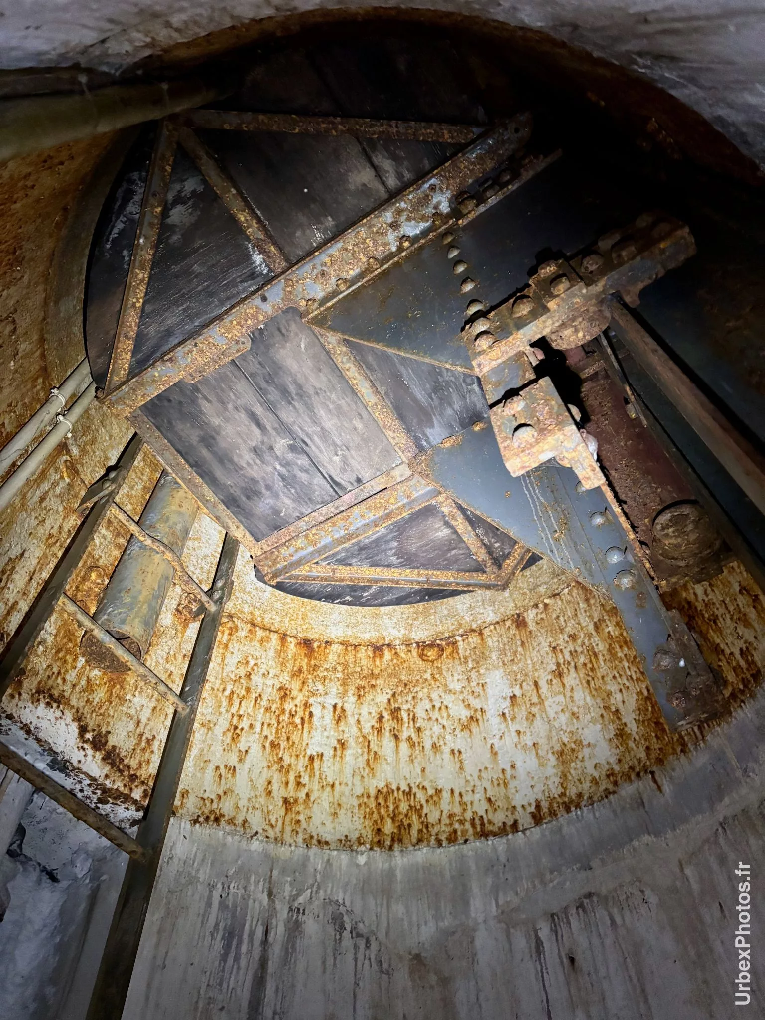 Intérieur de la tourelle d'un bloc de combat de la ligne Maginot
