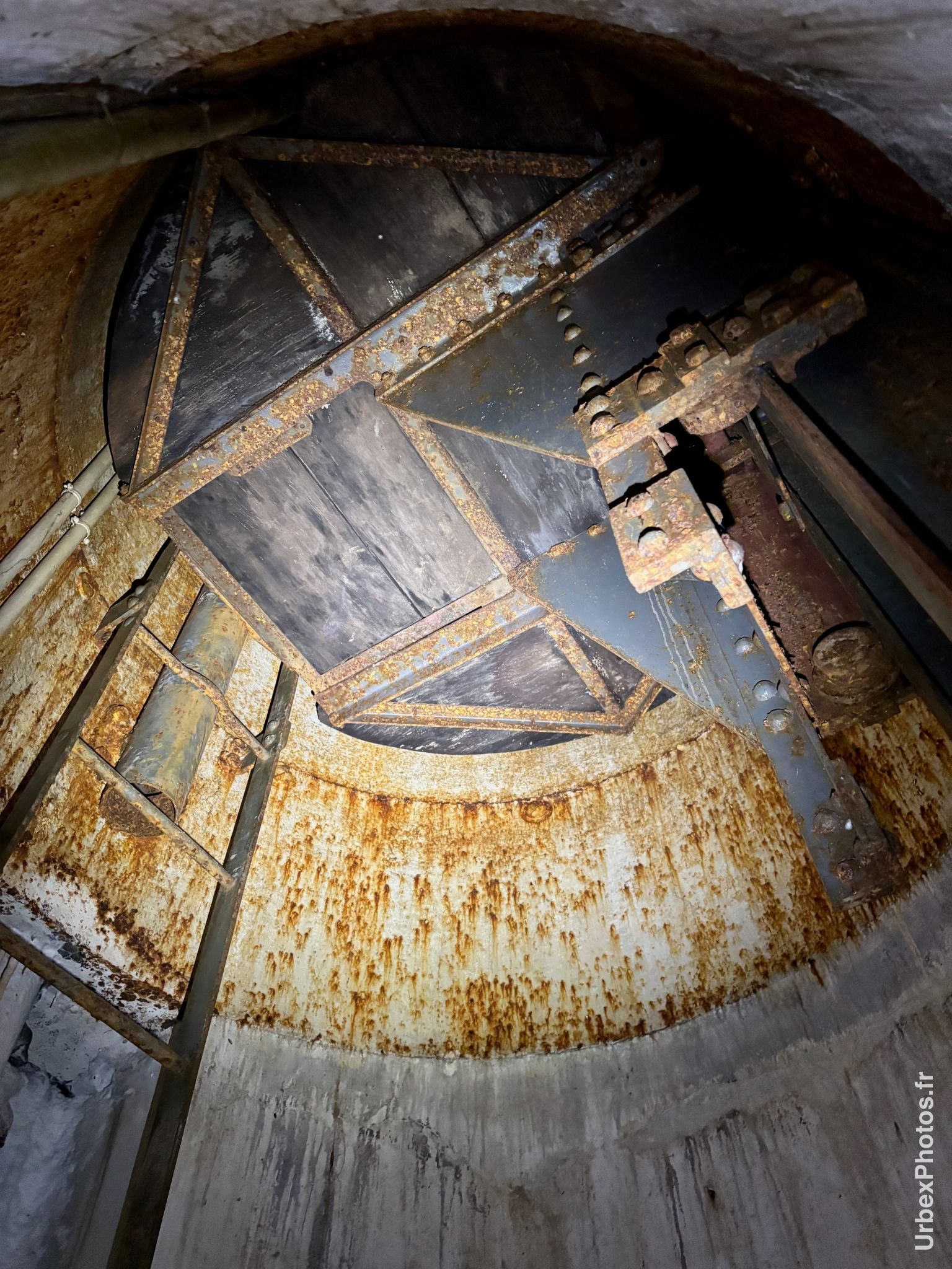 Intérieur de la tourelle d'un bloc de combat de la ligne Maginot