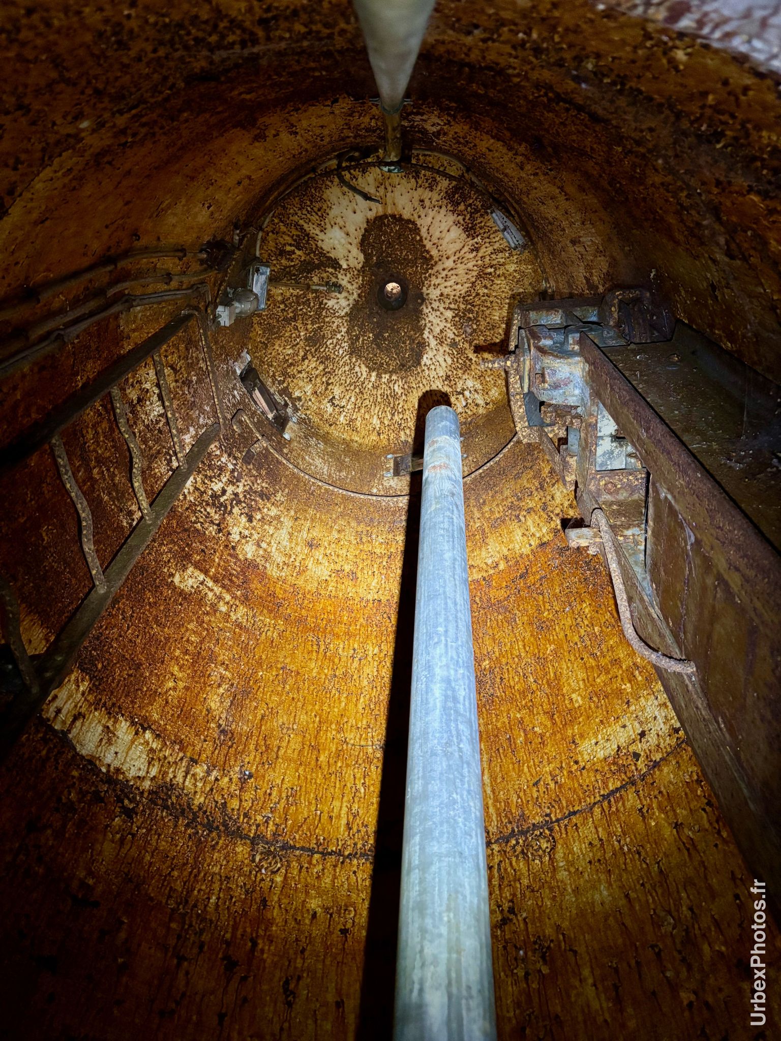 Intérieur de la tourelle d'un bloc de combat de la ligne Maginot