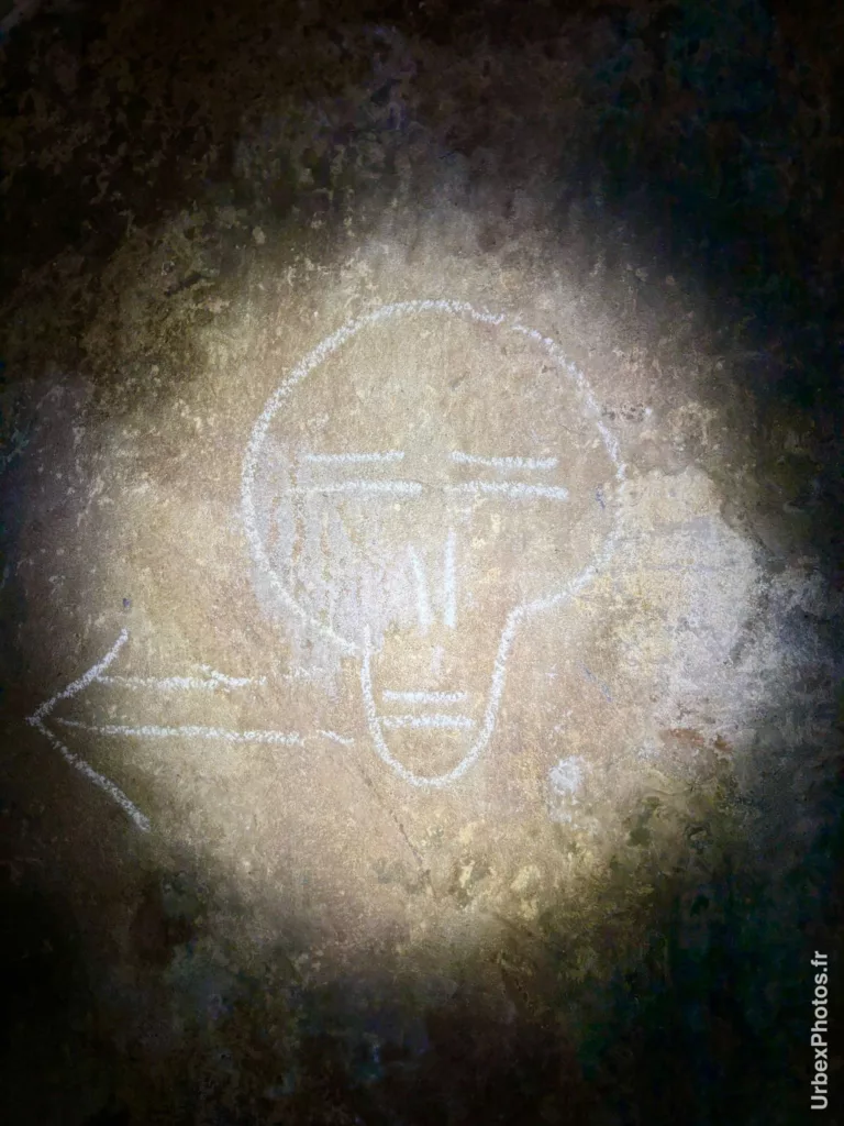 Tête de mort dessinée avant un escalier d'accès à un bloc de combat de la ligne Maginot