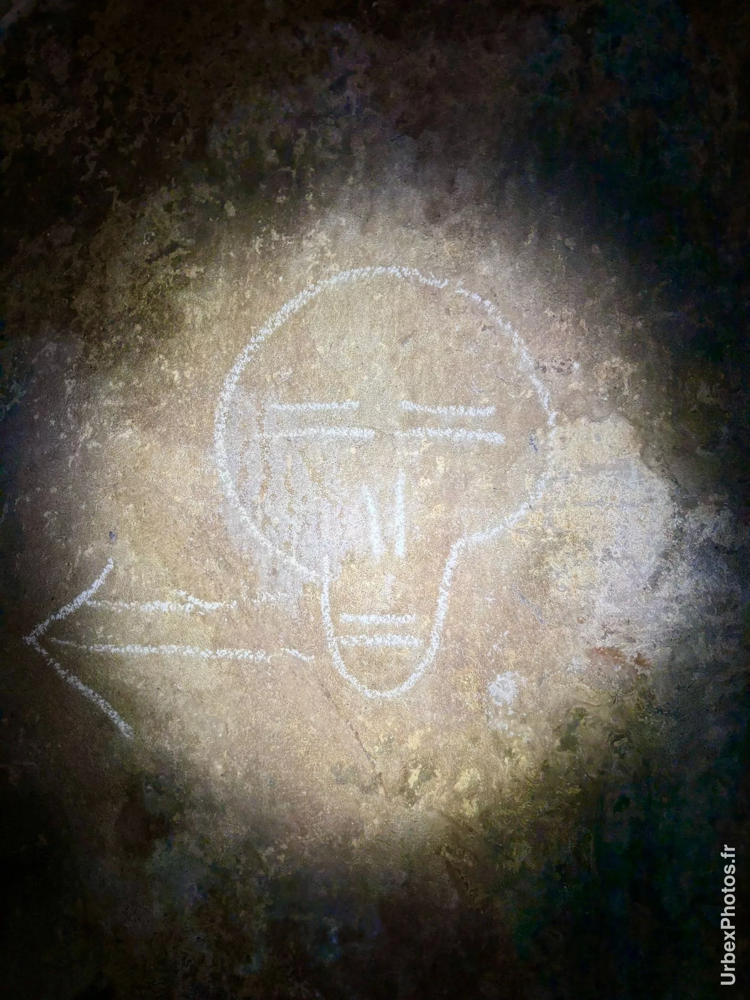 Tête de mort dessinée avant un escalier d'accès à un bloc de combat de la ligne Maginot
