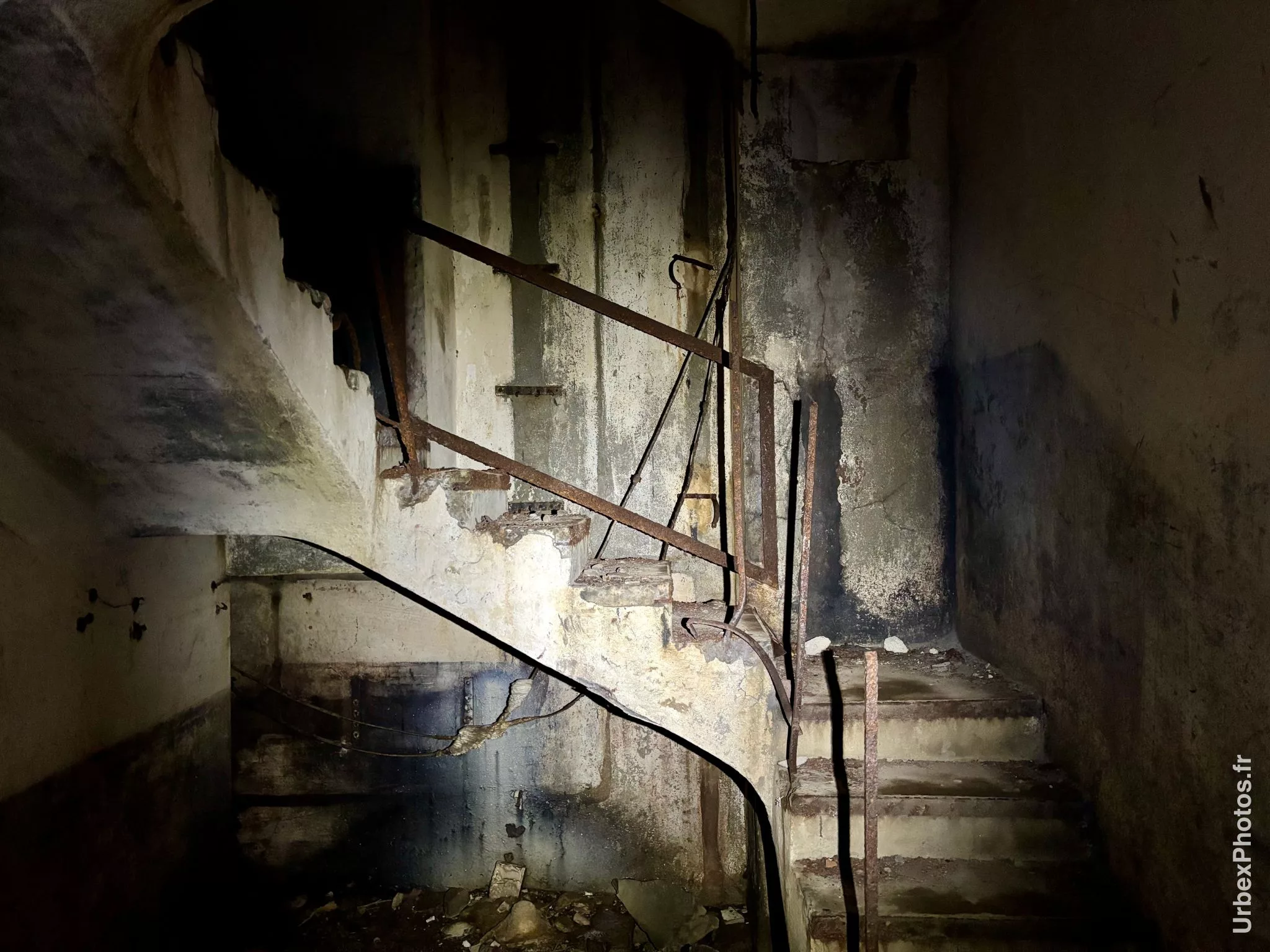 Photo urbex de l'escalier d'accès à un bloc de combat de la ligne Maginot en Alsace