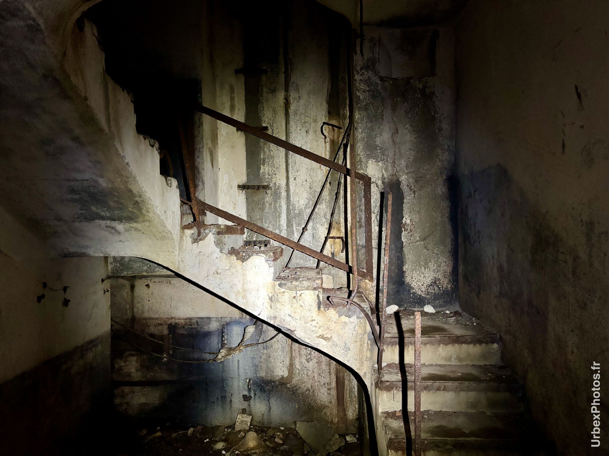 Photo urbex de l'escalier d'accès à un bloc de combat de la ligne Maginot en Alsace
