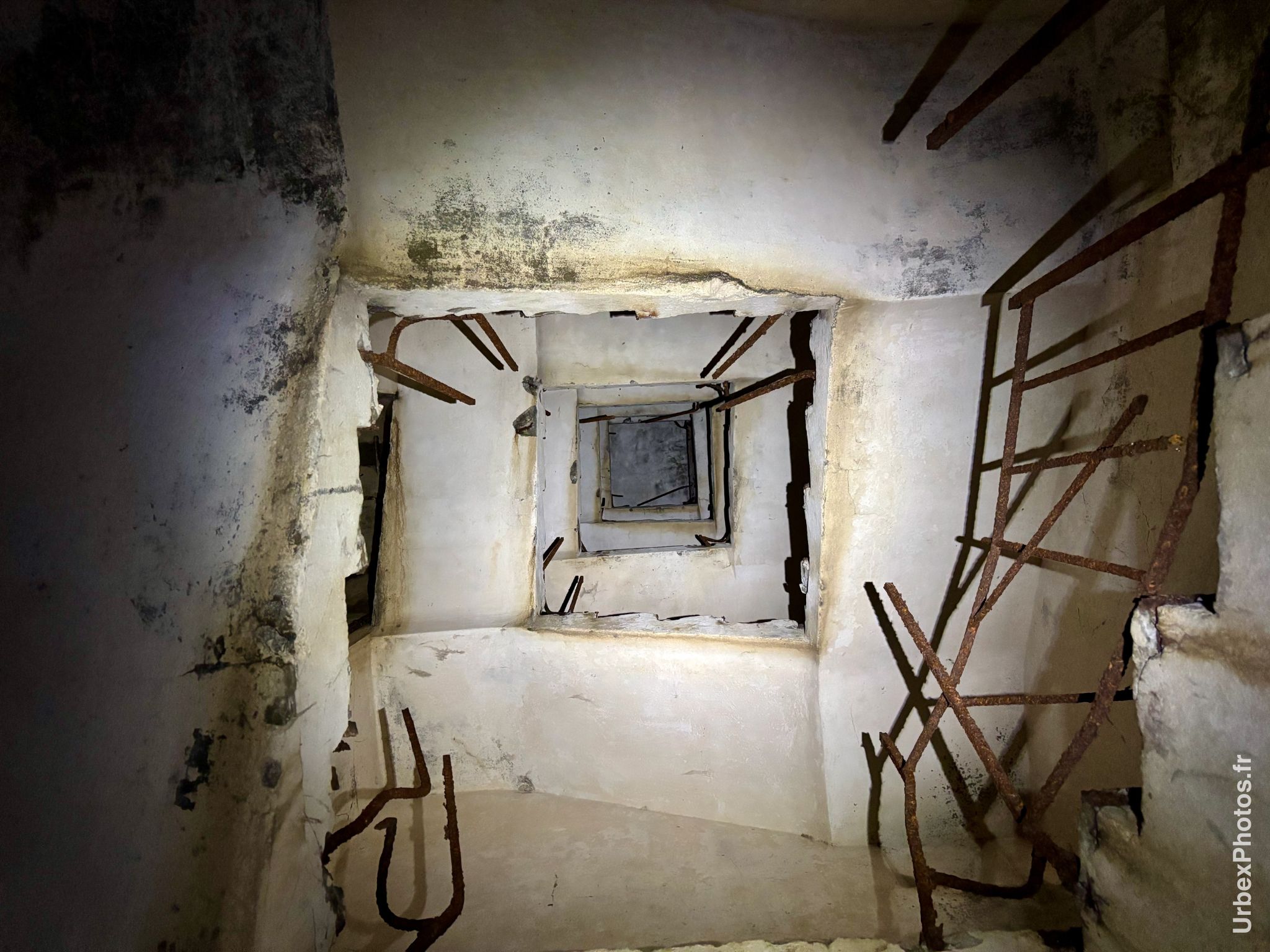 Escalier d'accès à un bloc de combat de la ligne Maginot