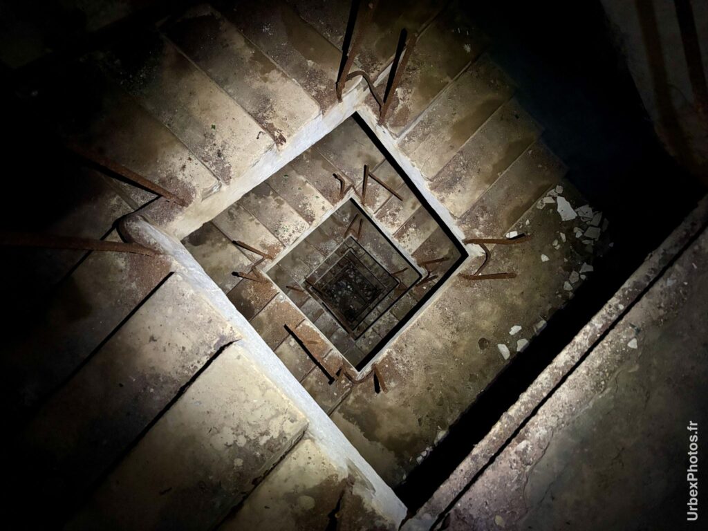 Photo urbex de l'escalier d'accès à un bloc de combat de la ligne Maginot en Alsace