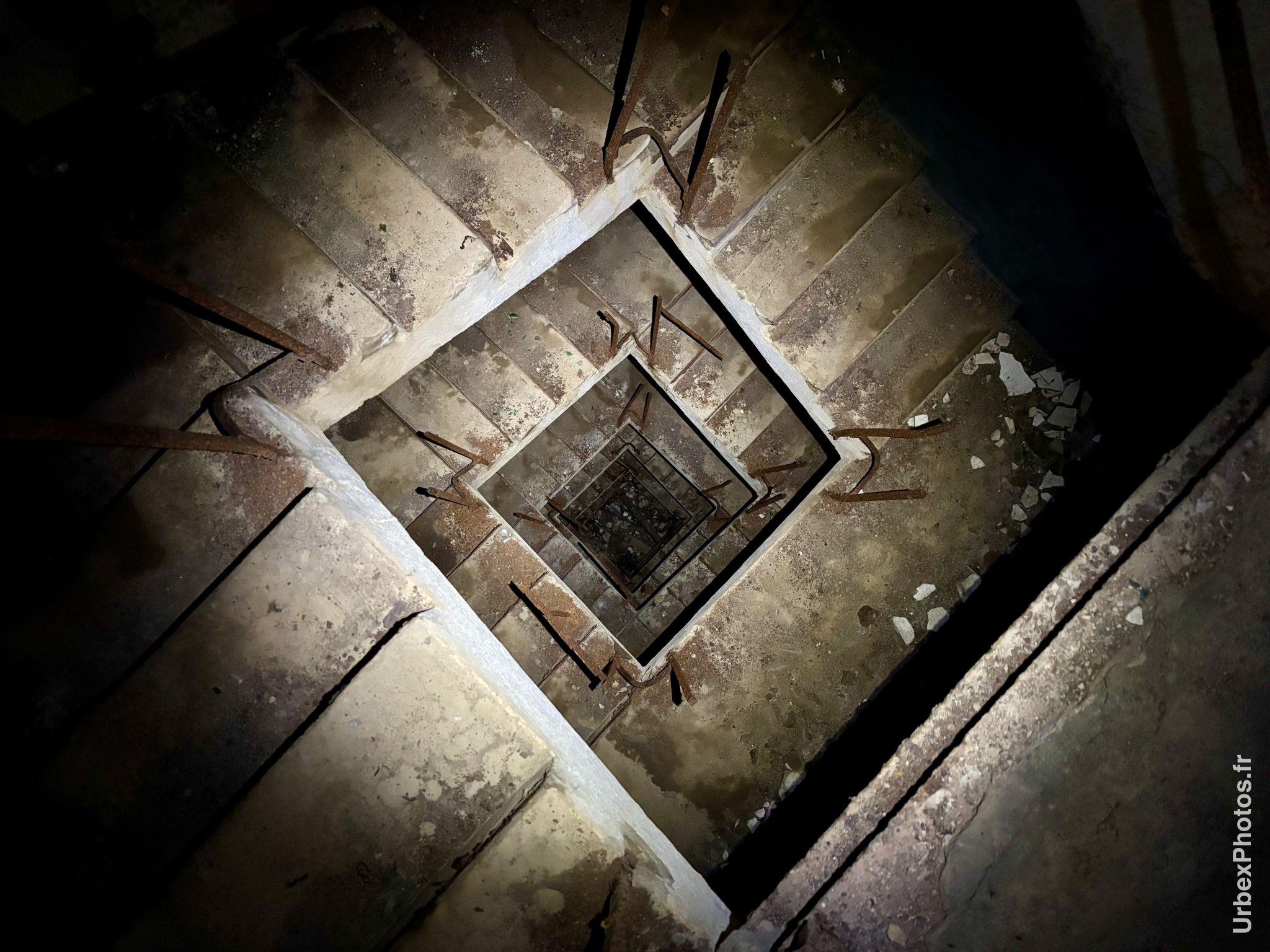 Photo urbex de l'escalier d'accès à un bloc de combat de la ligne Maginot en Alsace