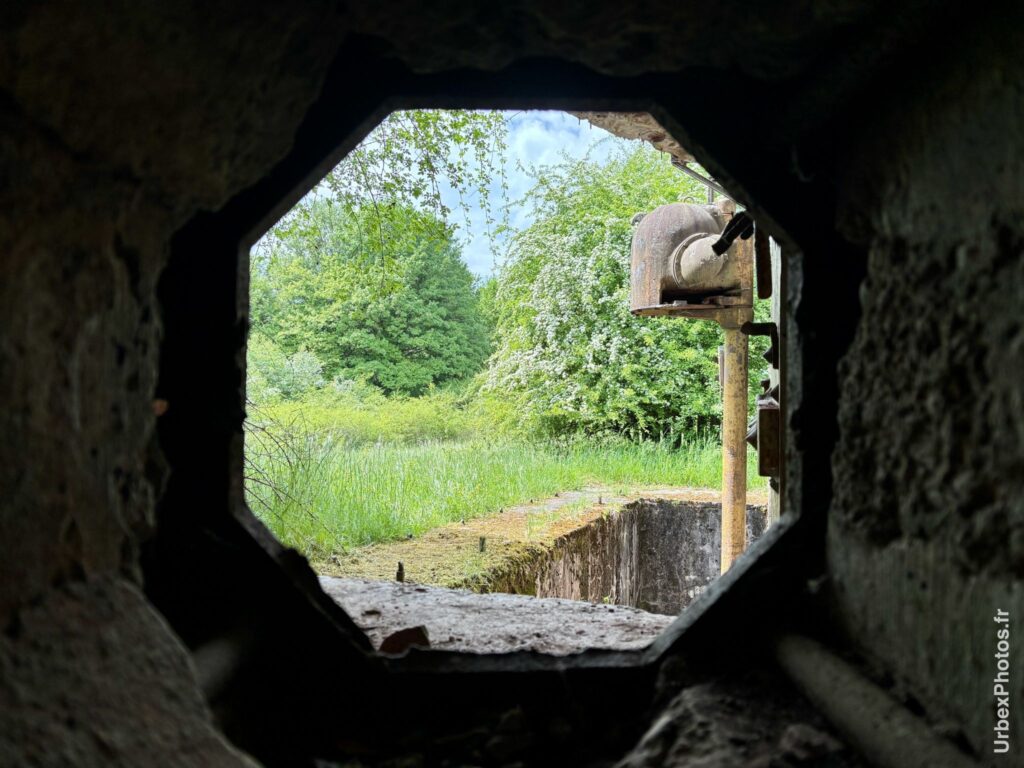 Vue de l'extérieur d'un bloc de combat de la ligne Maginot, depuis l'intérieur