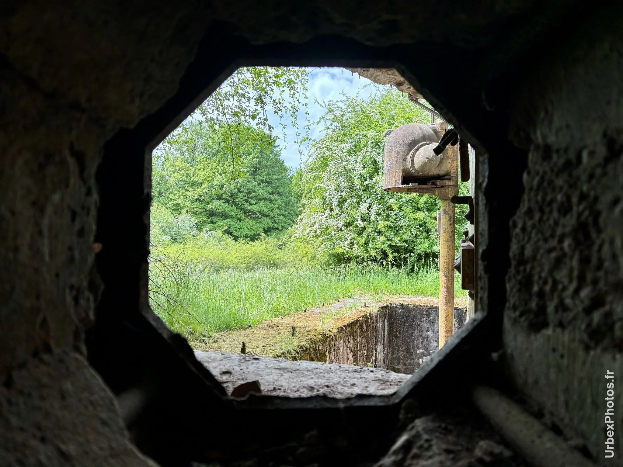 Vue de l'extérieur d'un bloc de combat de la ligne Maginot, depuis l'intérieur