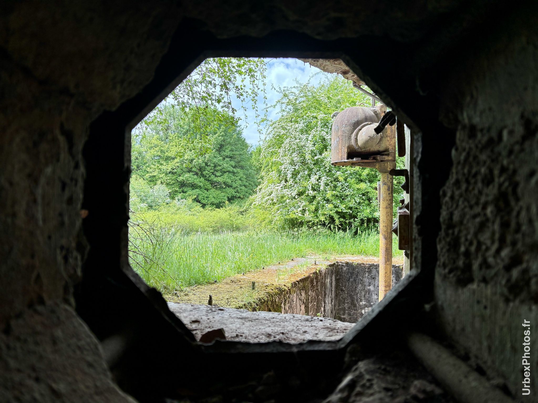 Vue de l'extérieur d'un bloc de combat de la ligne Maginot, depuis l'intérieur