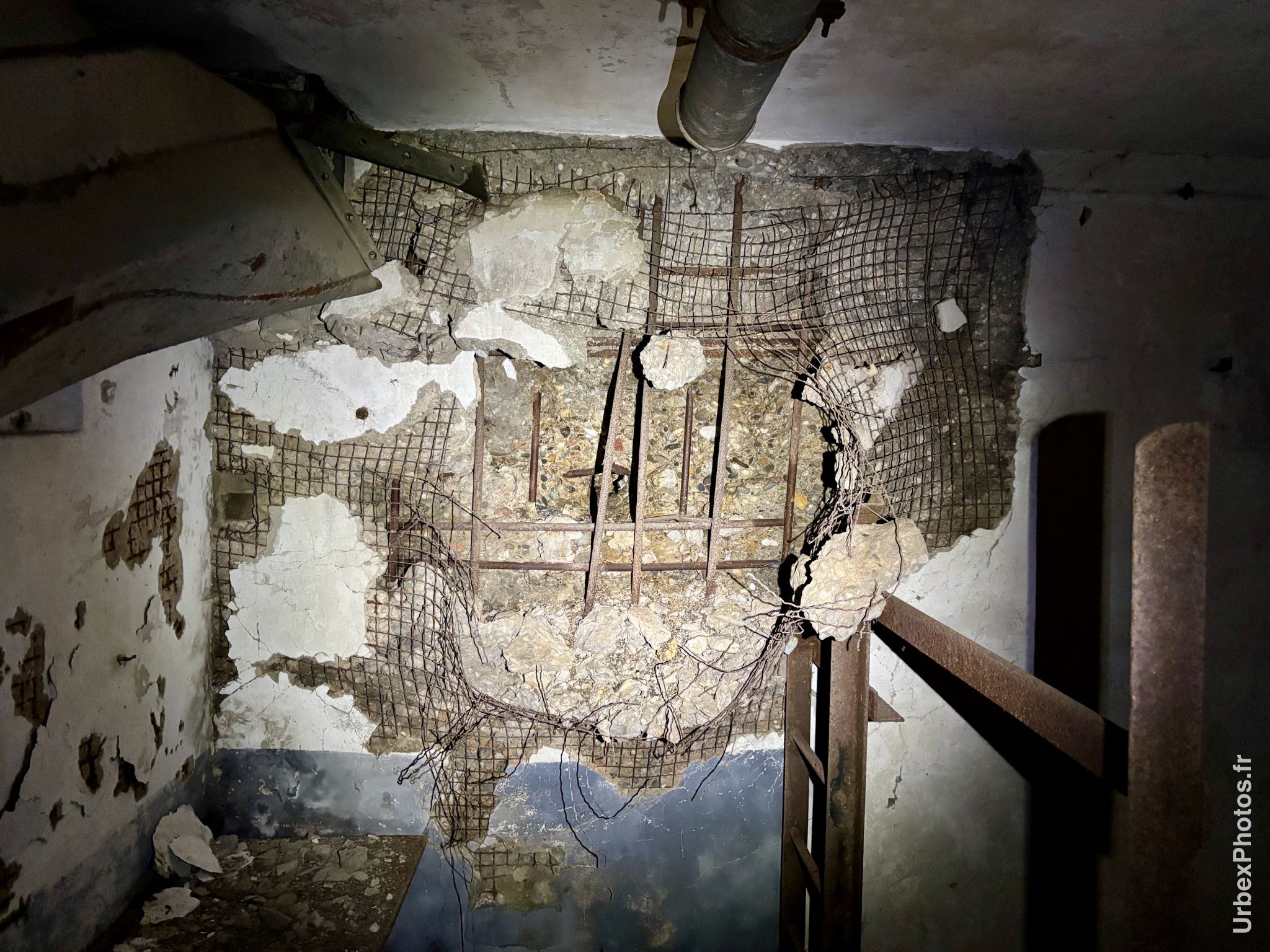 Mur fortement endommagé à proximité de lits superposés d'un fort de la ligne Maginot