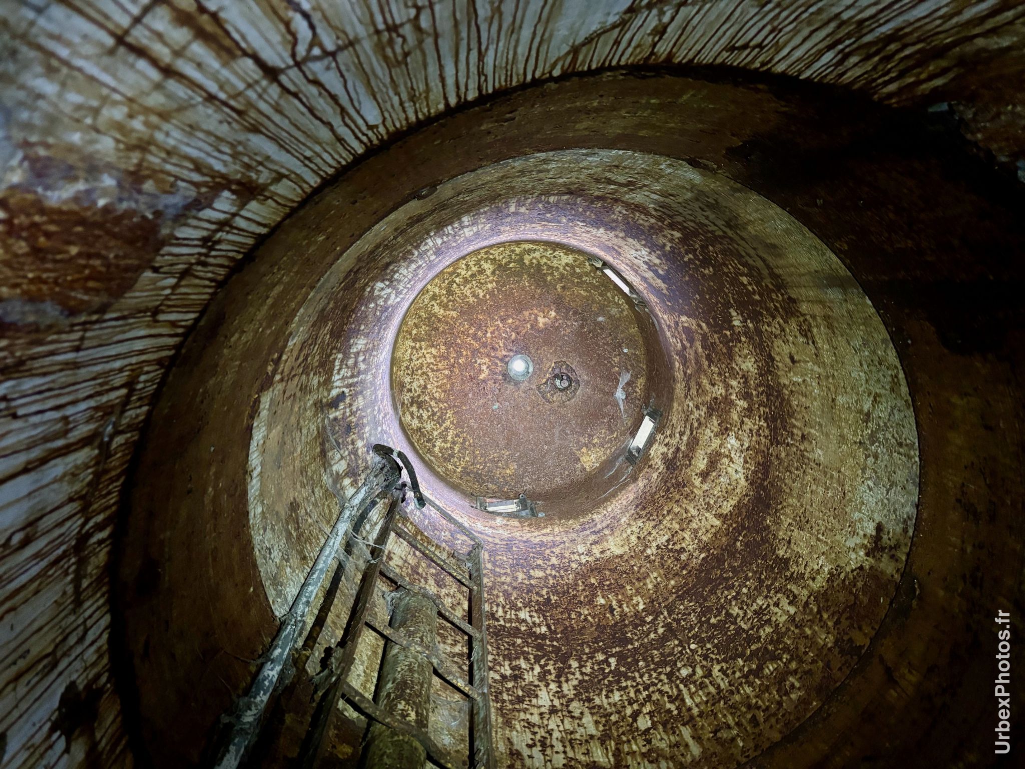 Intérieur de la tourelle d'un bloc de combat de la ligne Maginot