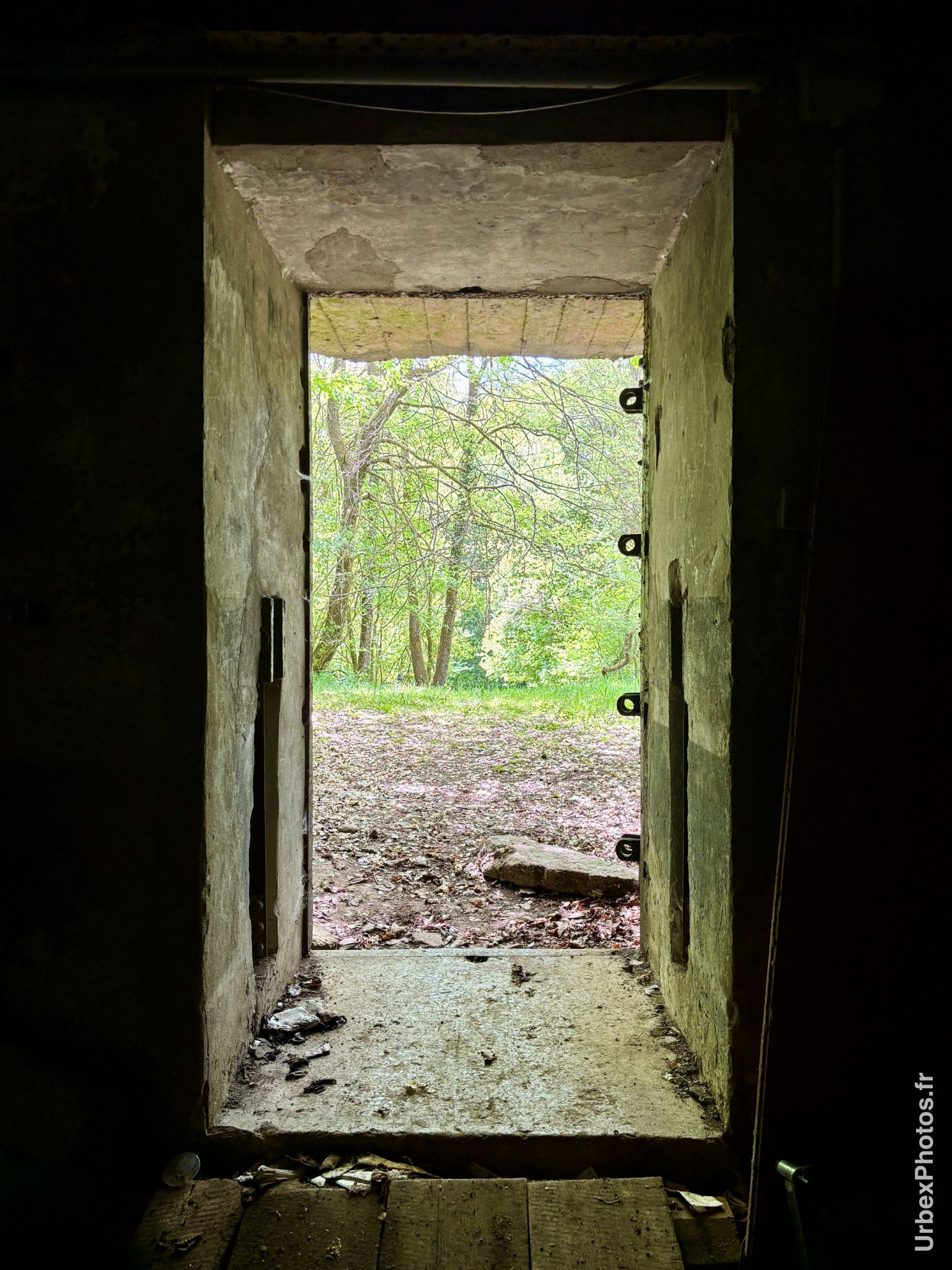 Vue de l'extérieur d'un bloc de secours de la ligne Maginot, depuis le tunnel