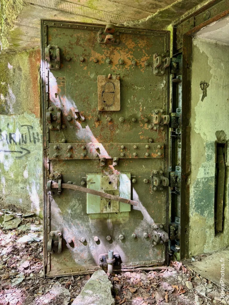 Photo urbex de la porte blindée d'un fort de la ligne Maginot en Alsace