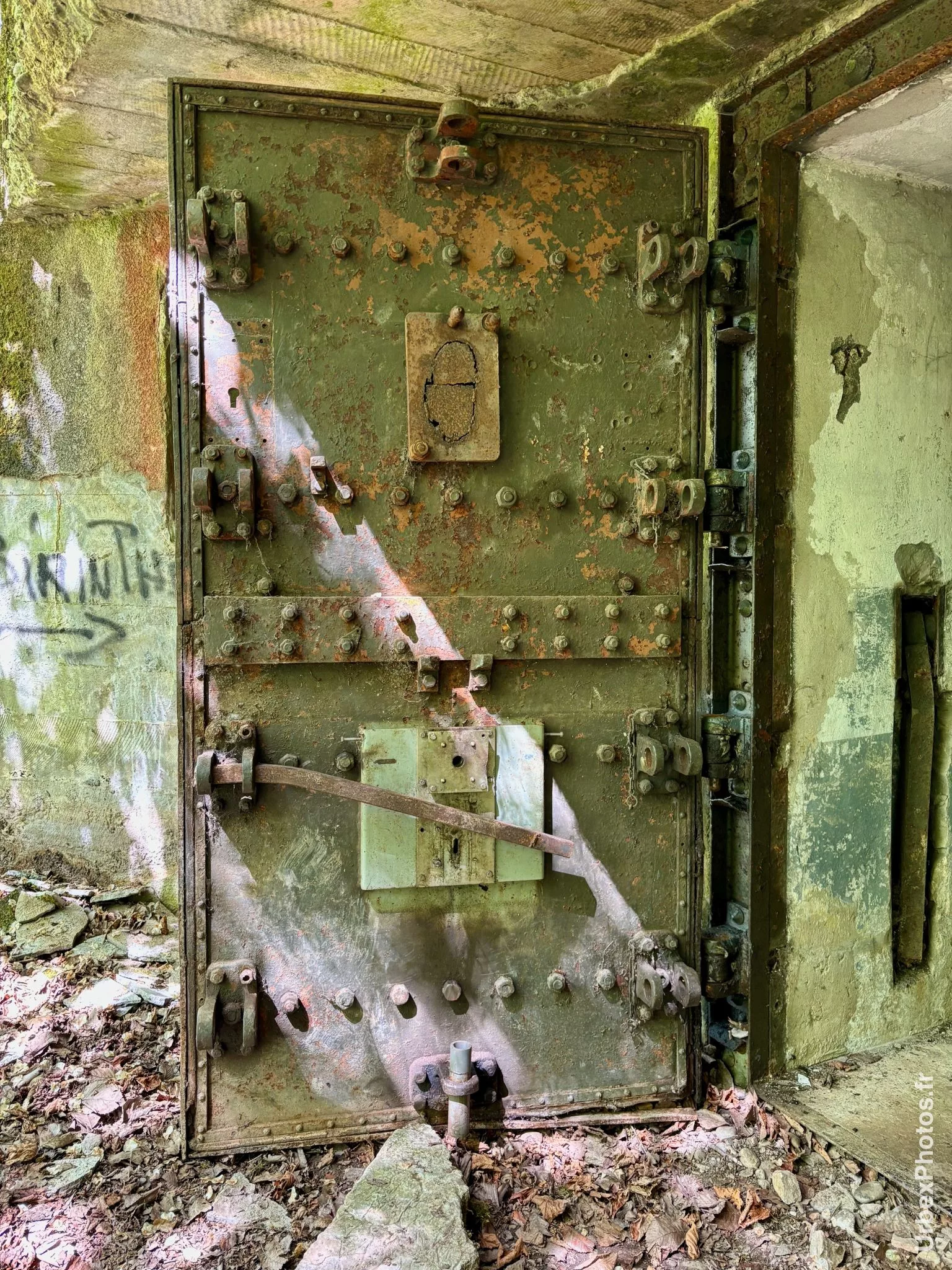 Photo urbex de la porte blindée d'un fort de la ligne Maginot en Alsace
