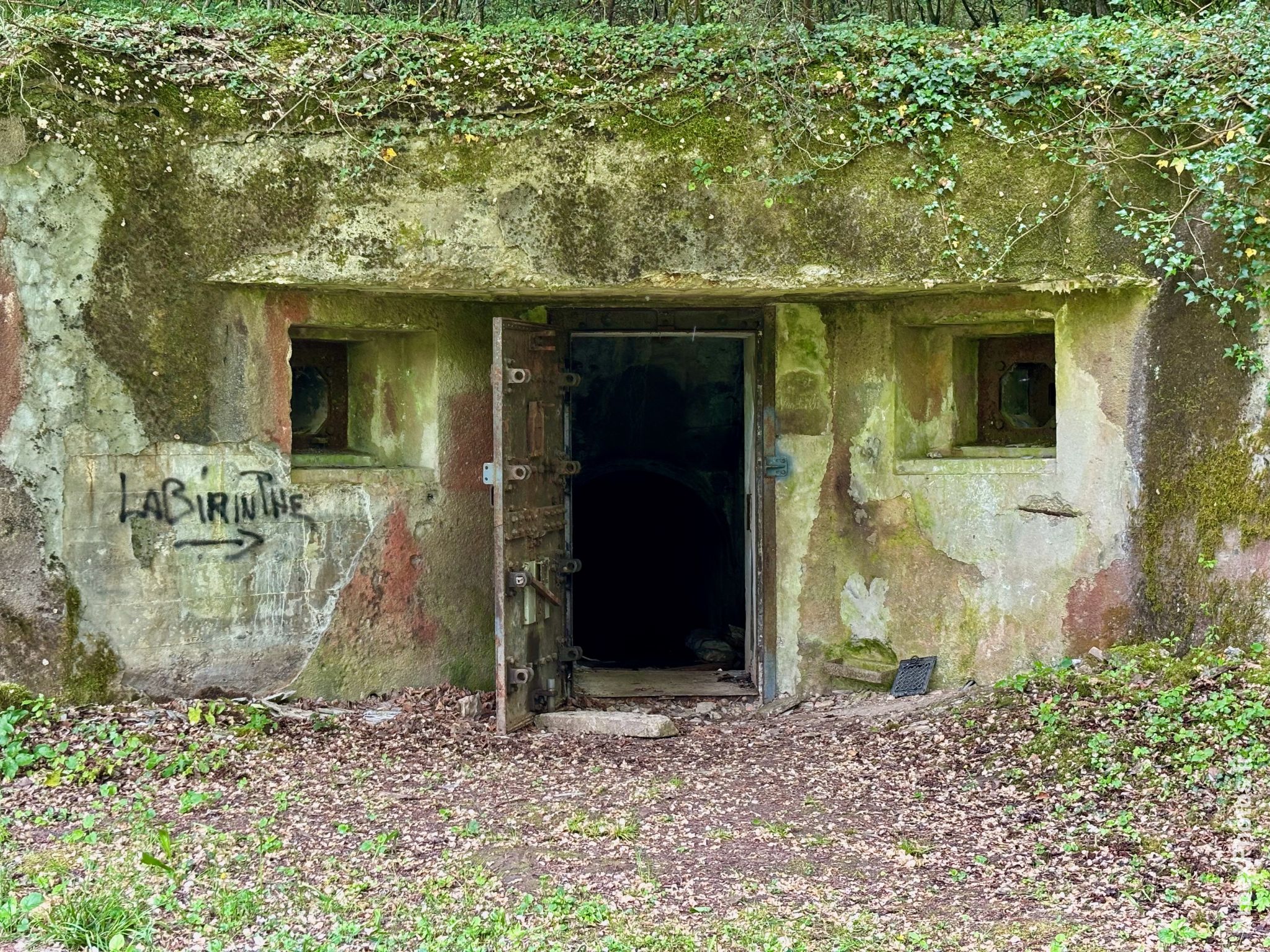 Entrée d'un bloc de secours de la ligne Maginot