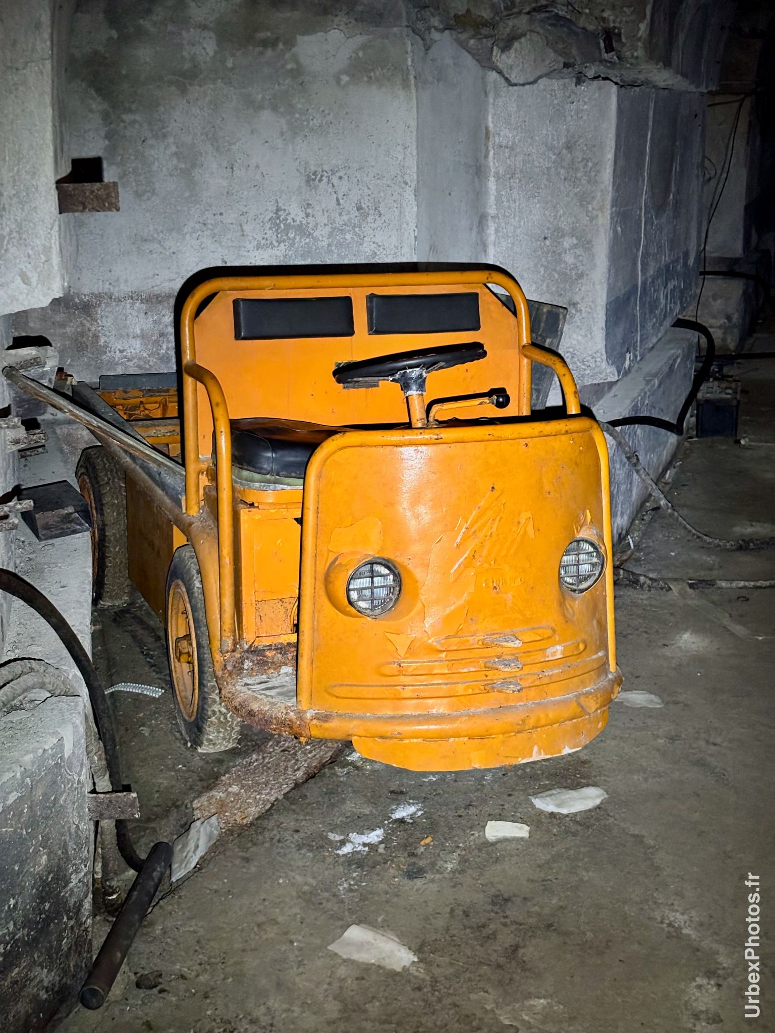 Photo urbex d'un véhicule électrique dans les tunnels de la ligne Maginot en Alsace