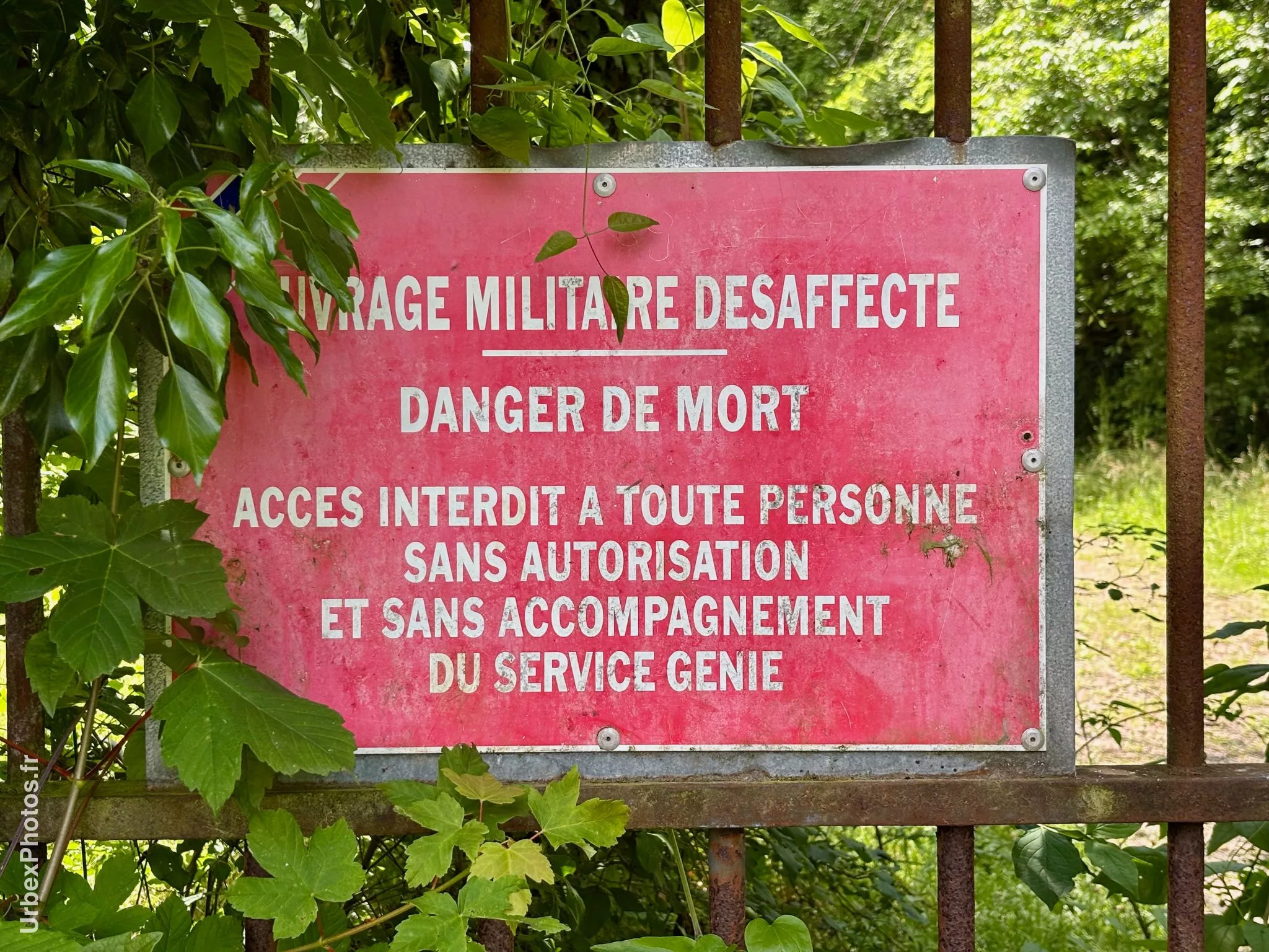 Photo urbex d'un panneau d'avertissement