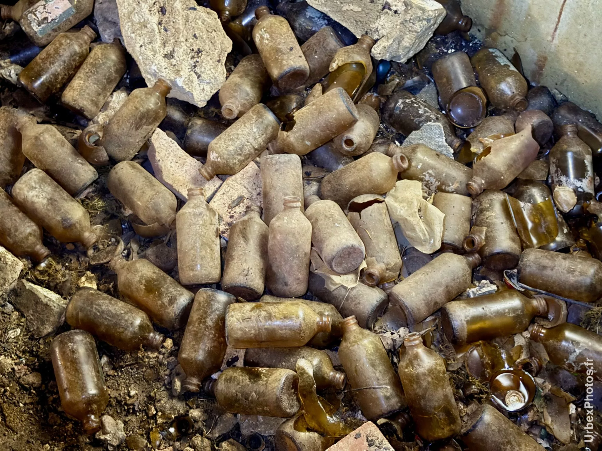 Photo urbex de bouteilles de bière vides
