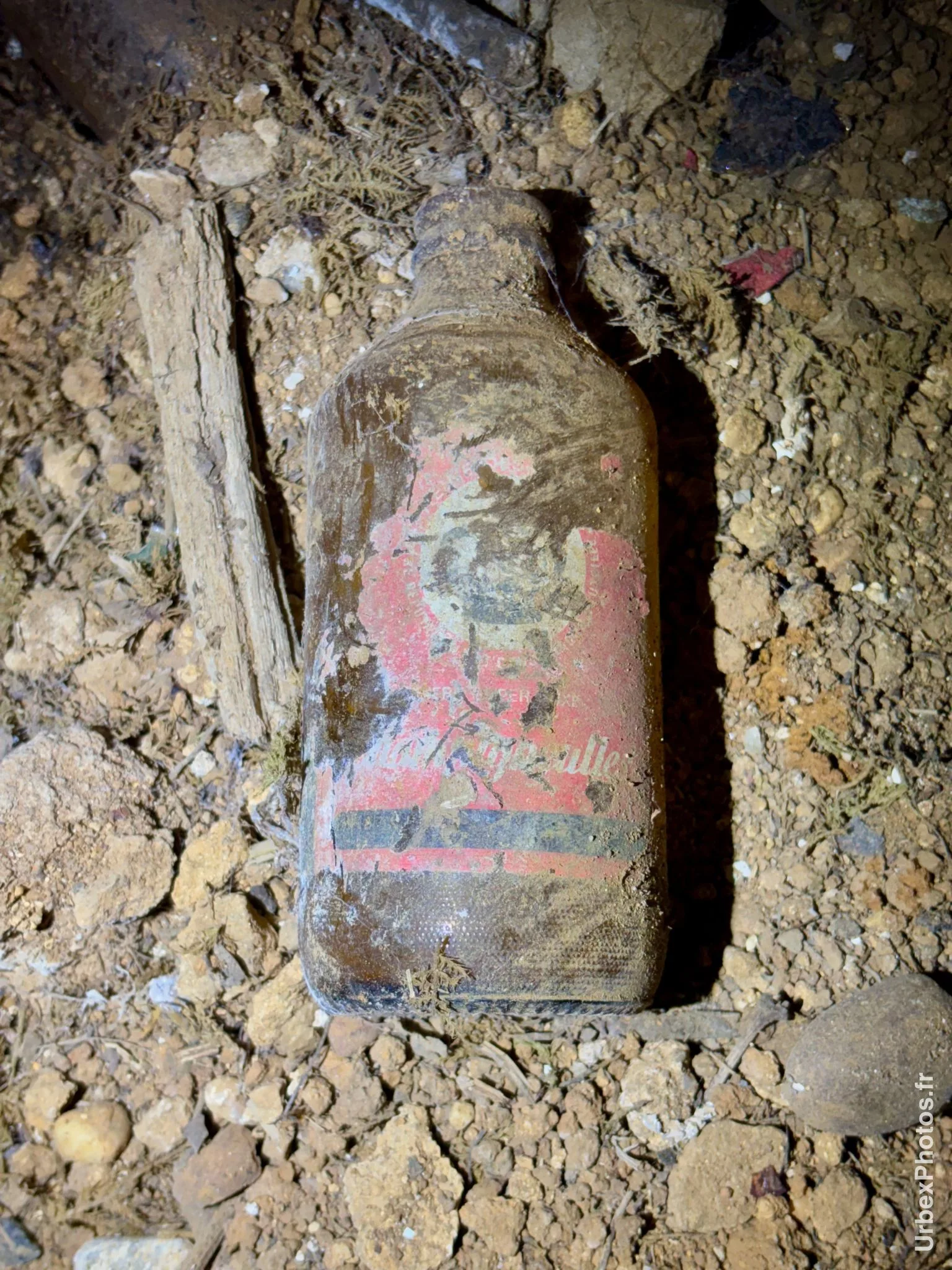 Photo urbex d'une bouteille de bière vide